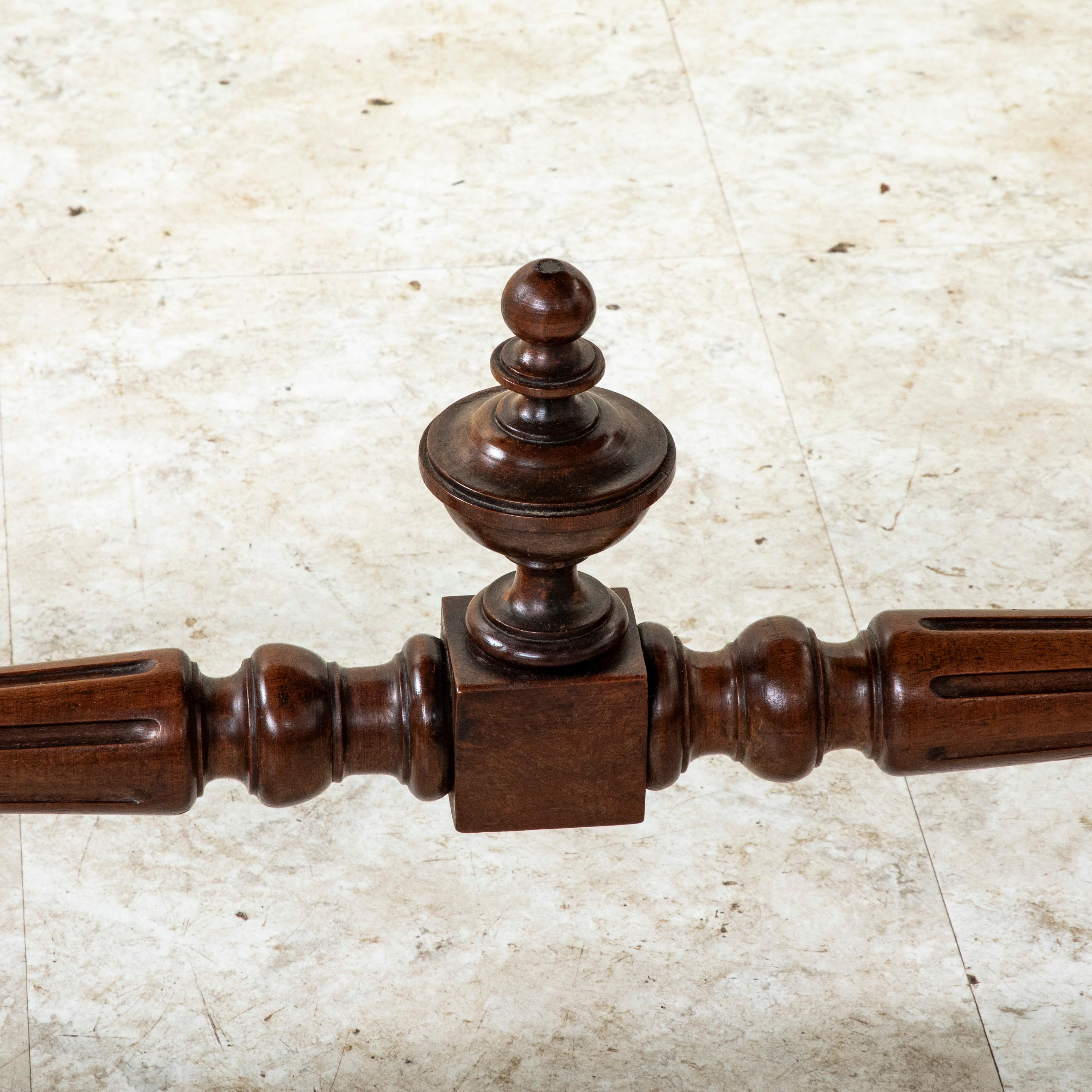 Mitte des 19. Jahrhunderts Französisch Henri II Stil Nussbaum Schreibtisch oder Schreibtisch im Angebot 9