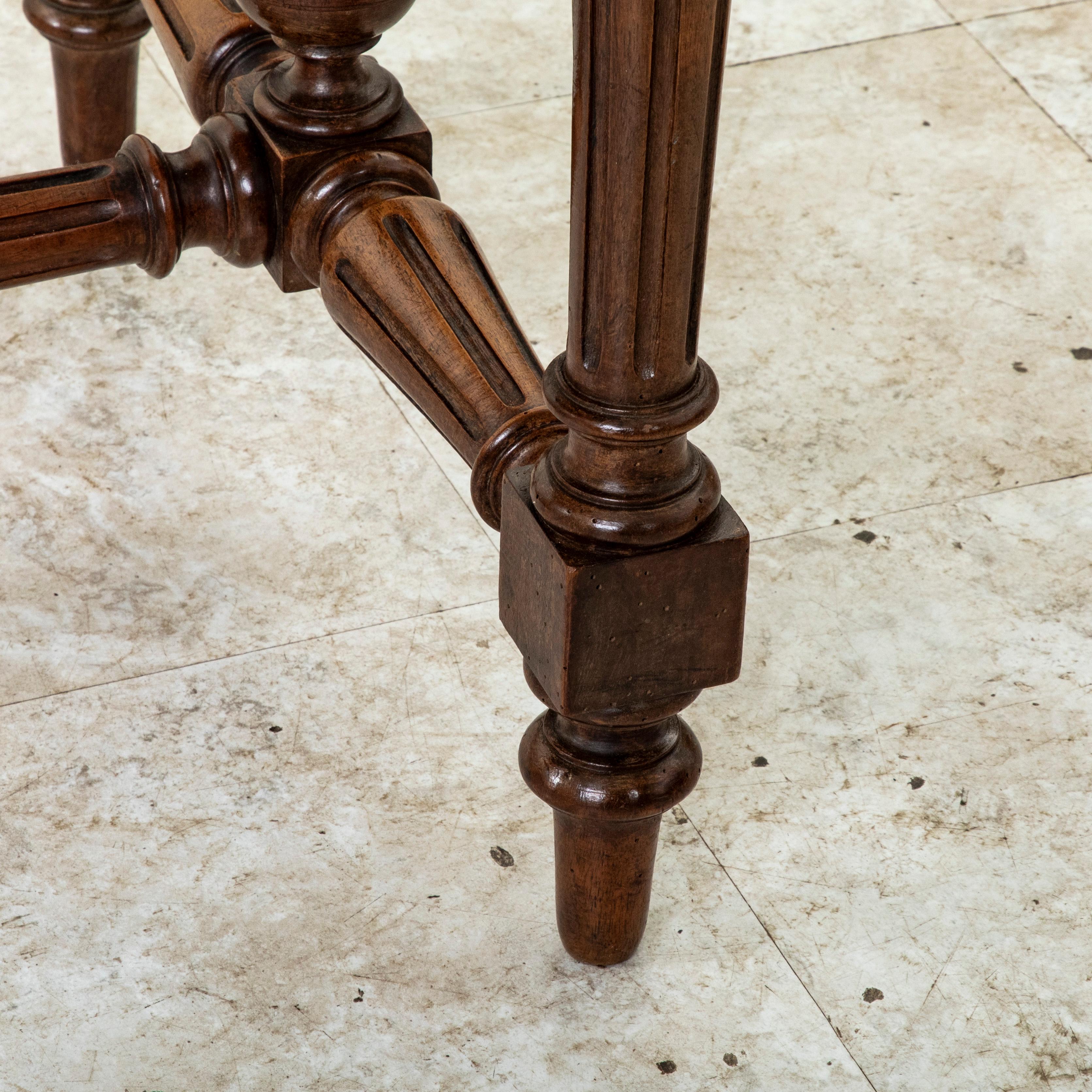 Mitte des 19. Jahrhunderts Französisch Henri II Stil Nussbaum Schreibtisch oder Schreibtisch im Angebot 10