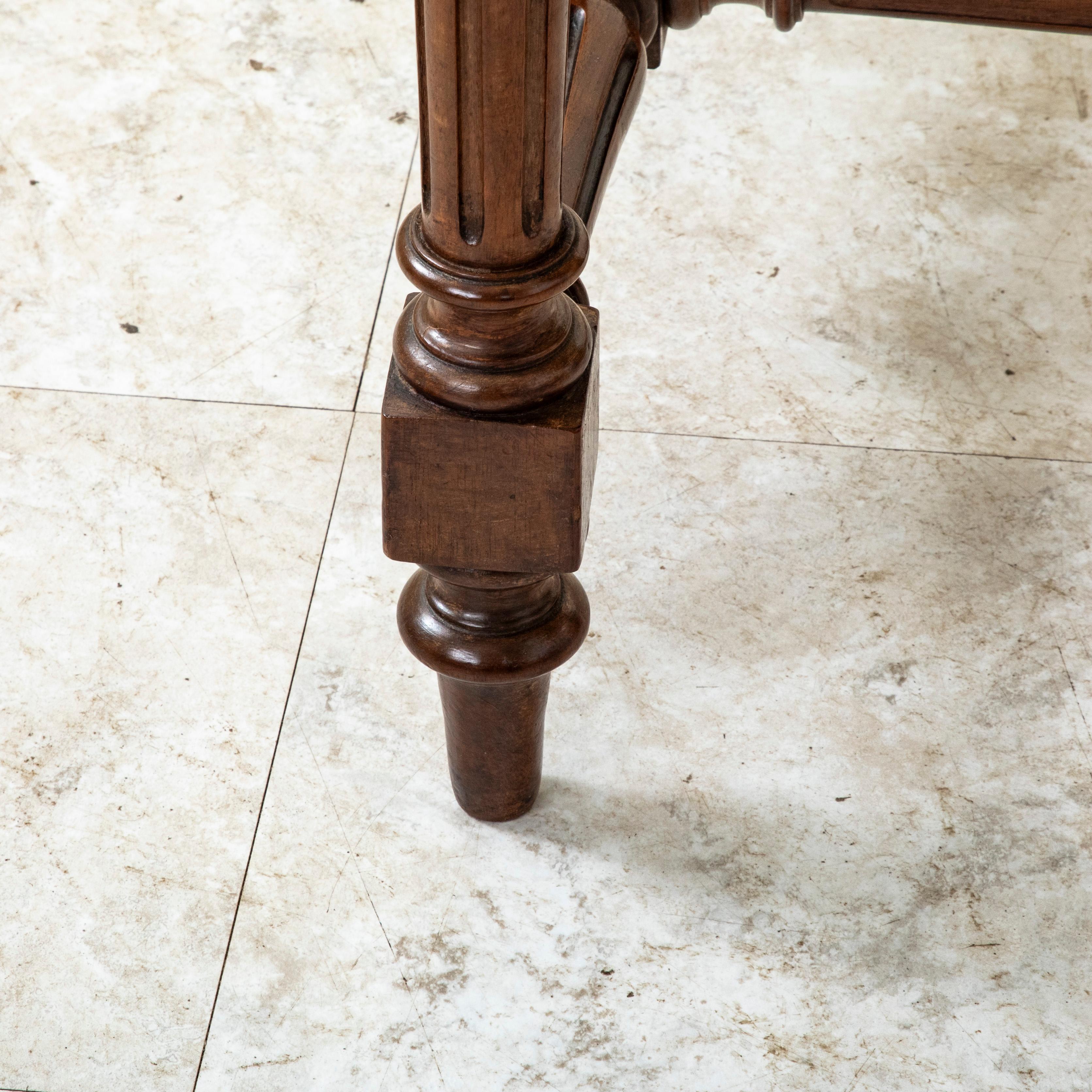 Mitte des 19. Jahrhunderts Französisch Henri II Stil Nussbaum Schreibtisch oder Schreibtisch im Angebot 11