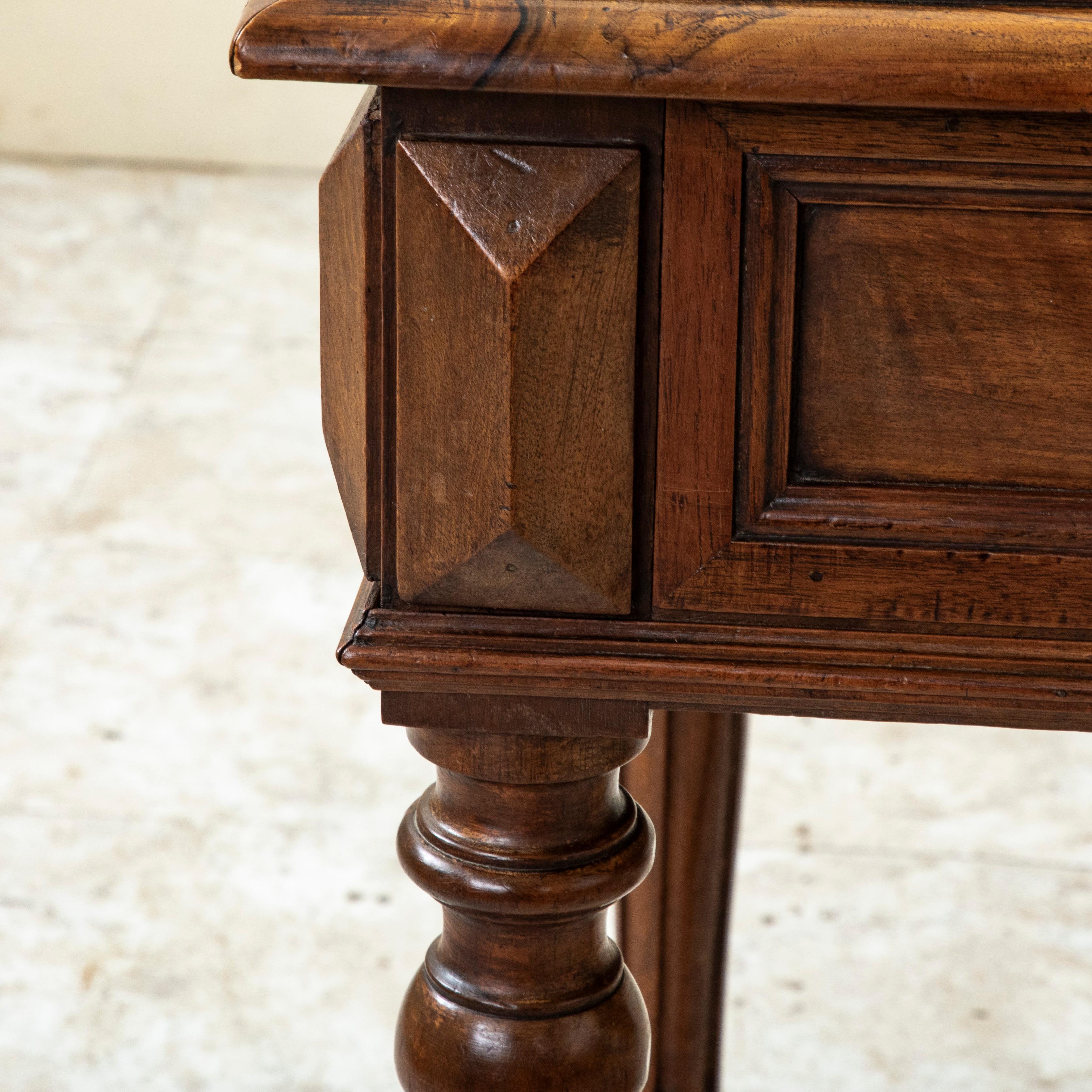 Mitte des 19. Jahrhunderts Französisch Henri II Stil Nussbaum Schreibtisch oder Schreibtisch im Angebot 12