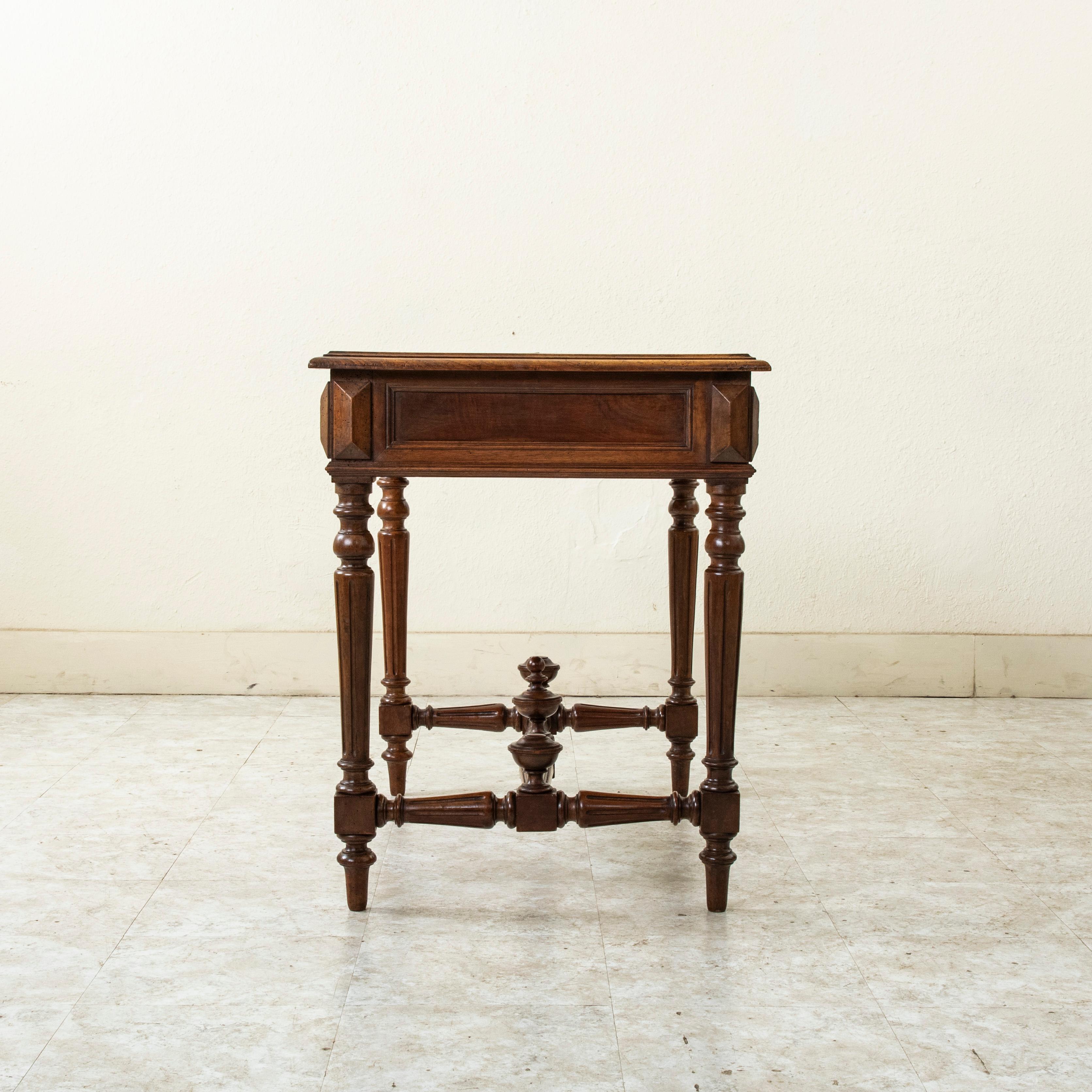 Mitte des 19. Jahrhunderts Französisch Henri II Stil Nussbaum Schreibtisch oder Schreibtisch im Zustand „Gut“ im Angebot in Fayetteville, AR