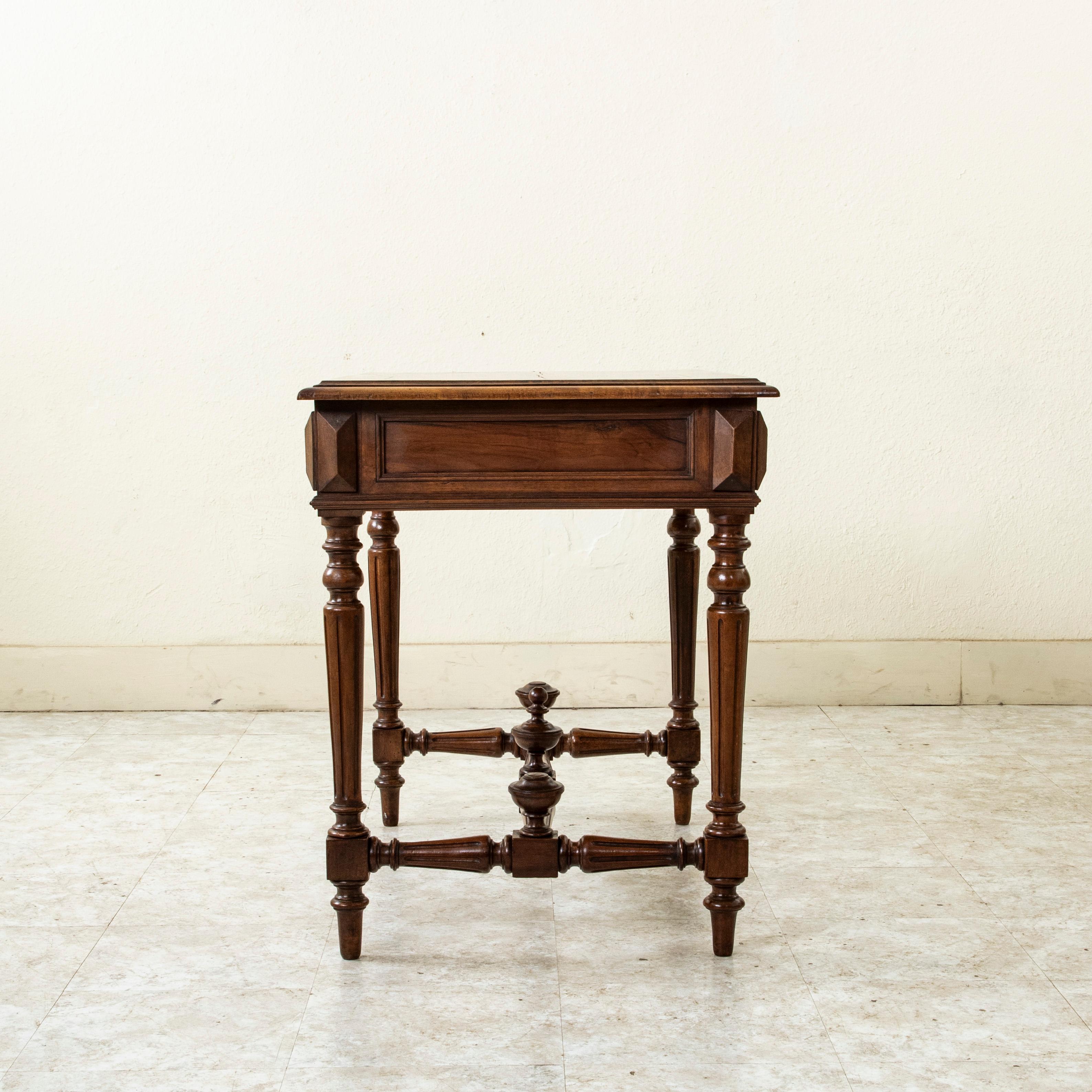 Mitte des 19. Jahrhunderts Französisch Henri II Stil Nussbaum Schreibtisch oder Schreibtisch im Angebot 1