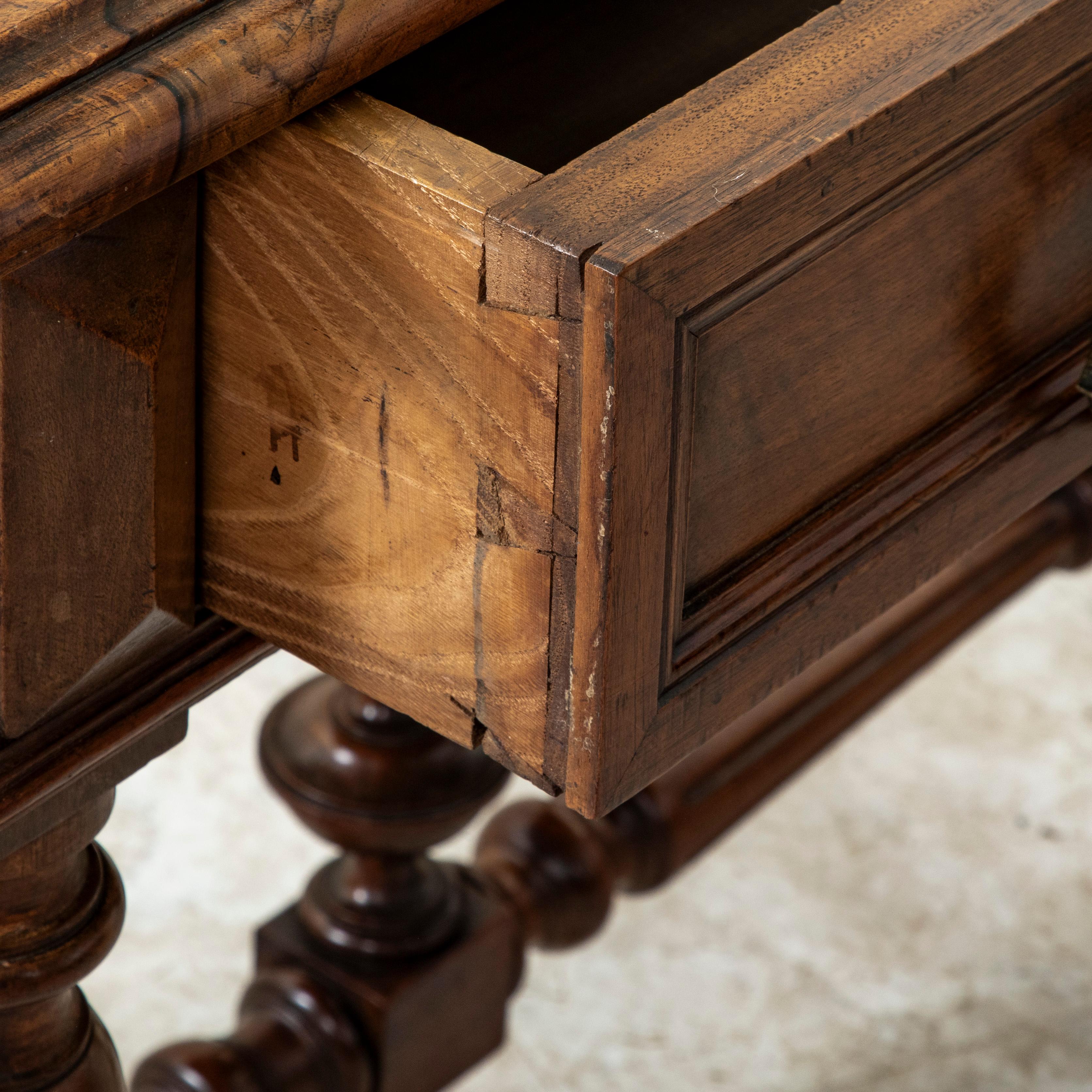 Mitte des 19. Jahrhunderts Französisch Henri II Stil Nussbaum Schreibtisch oder Schreibtisch im Angebot 3