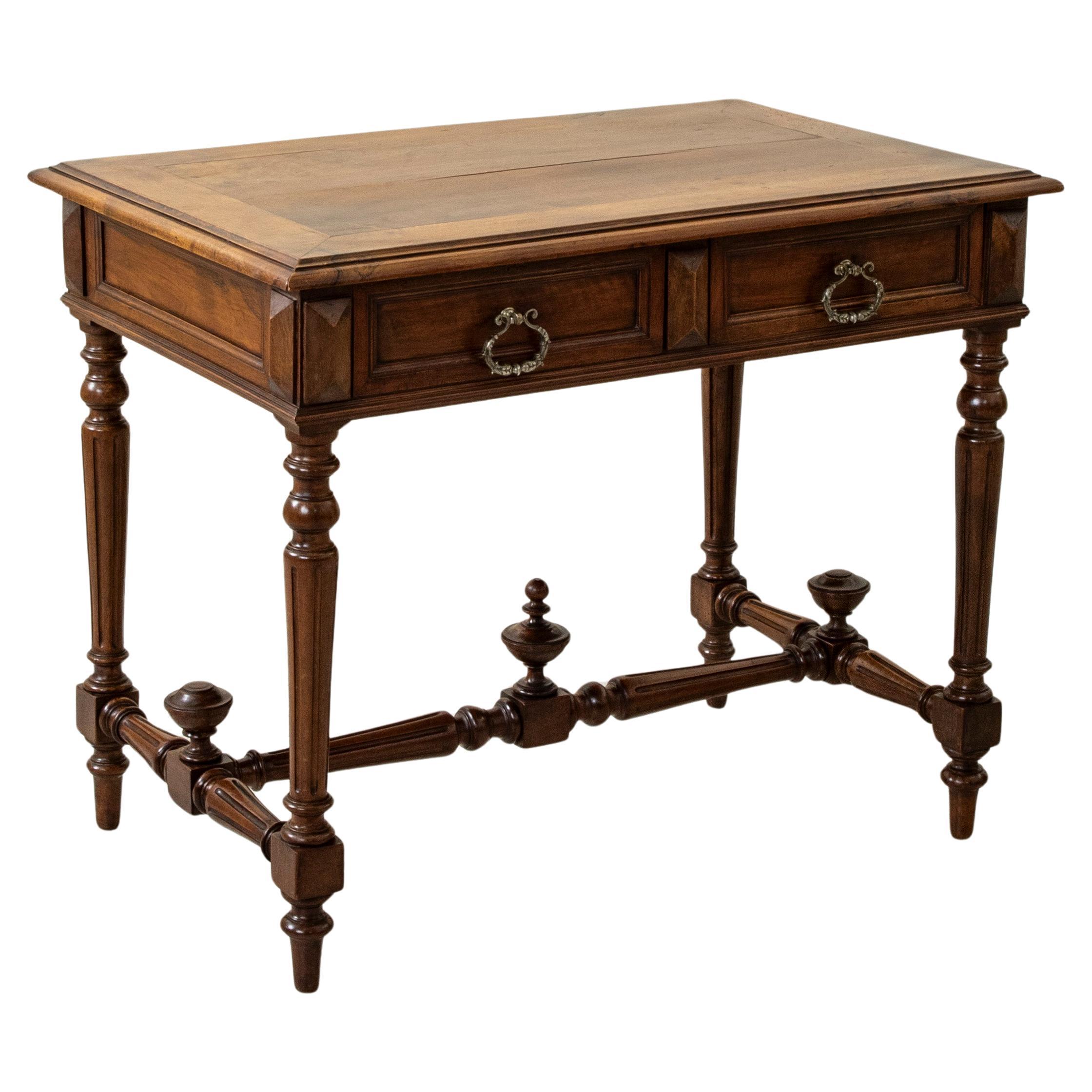 Table à écrire ou bureau en noyer du milieu du 19e siècle de style Henri II français