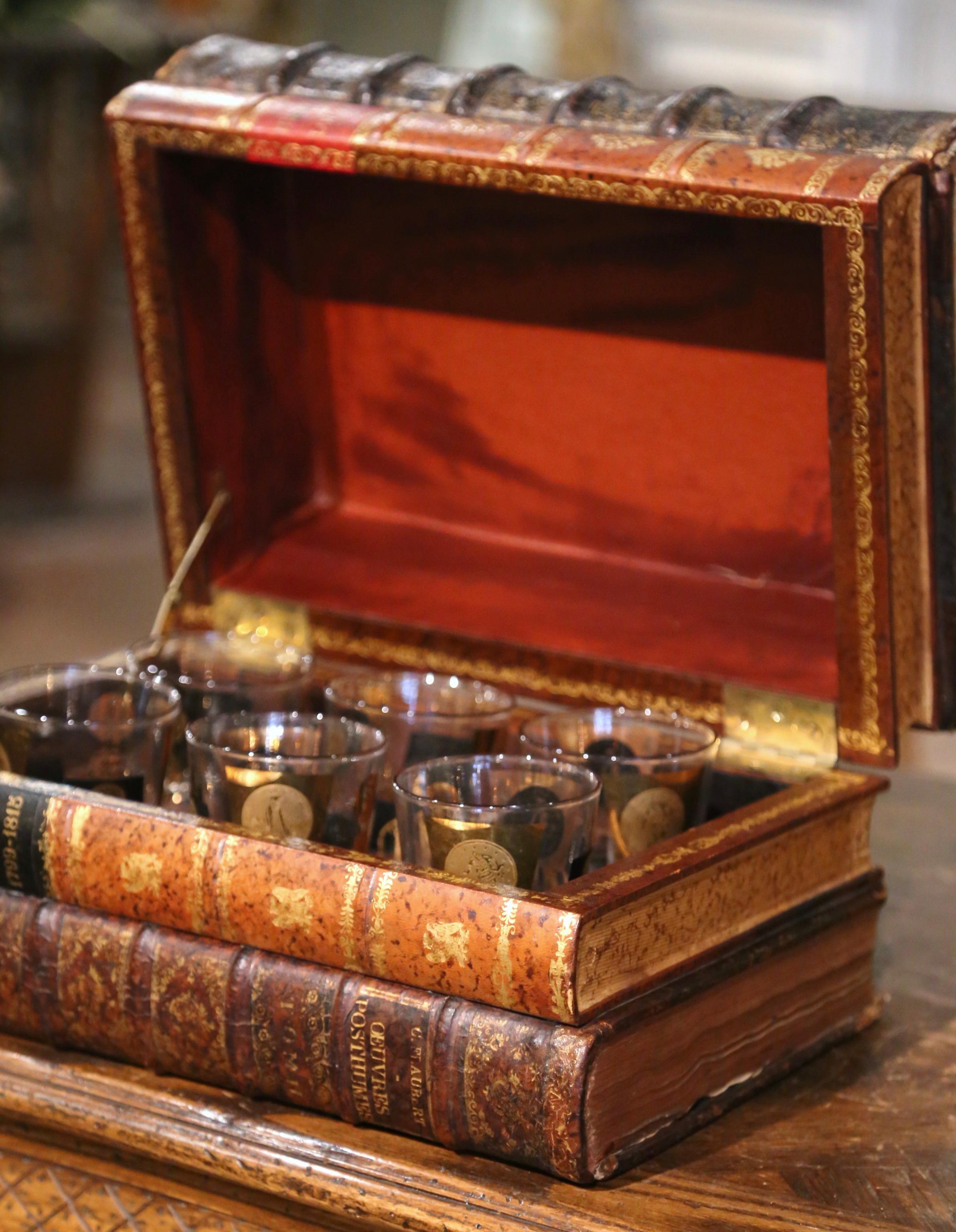 Doré Boîte à livres reliée en cuir français du milieu du 19e siècle avec six verres à la mode ancienne en vente