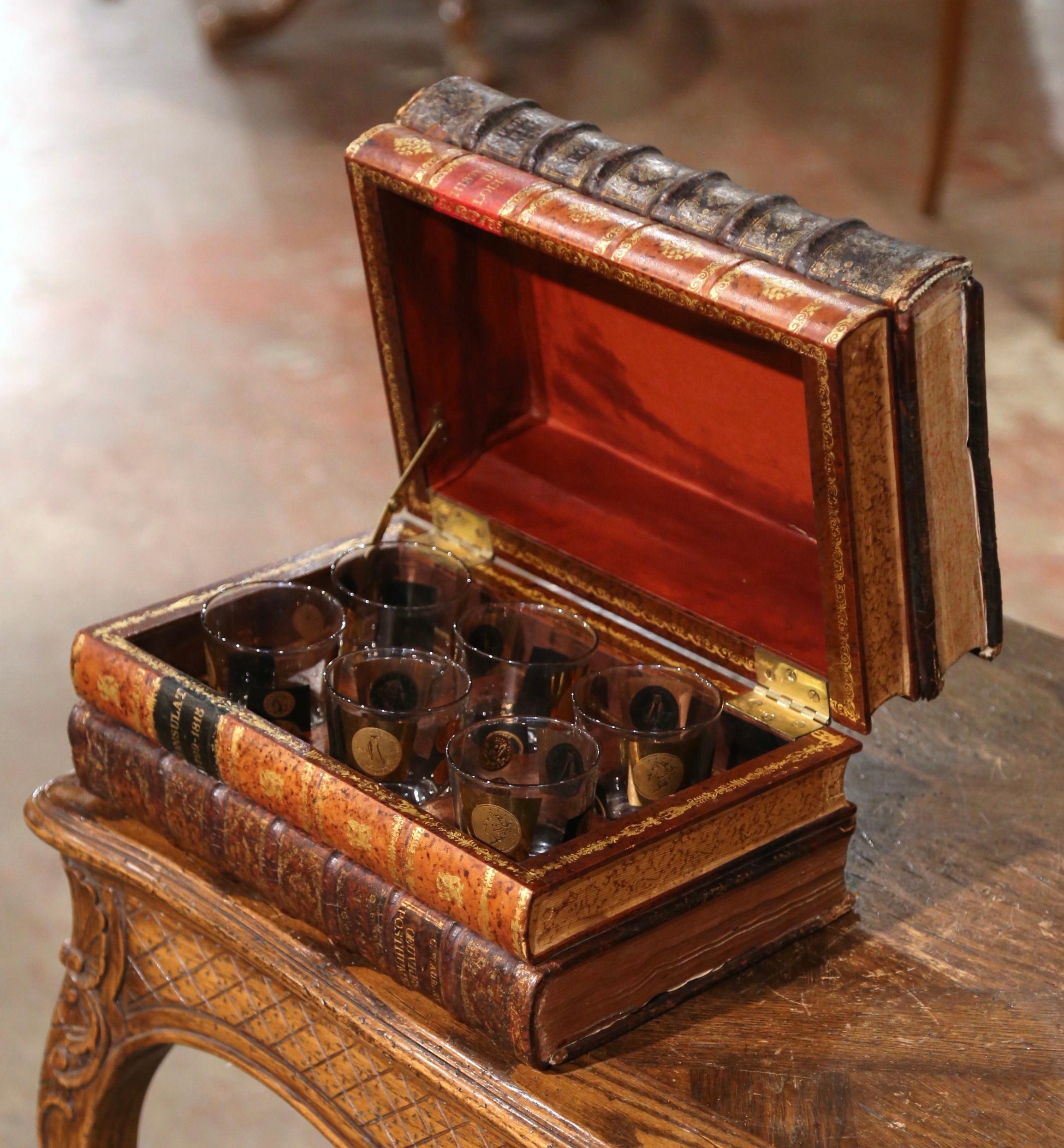 Boîte à livres reliée en cuir français du milieu du 19e siècle avec six verres à la mode ancienne Excellent état - En vente à Dallas, TX