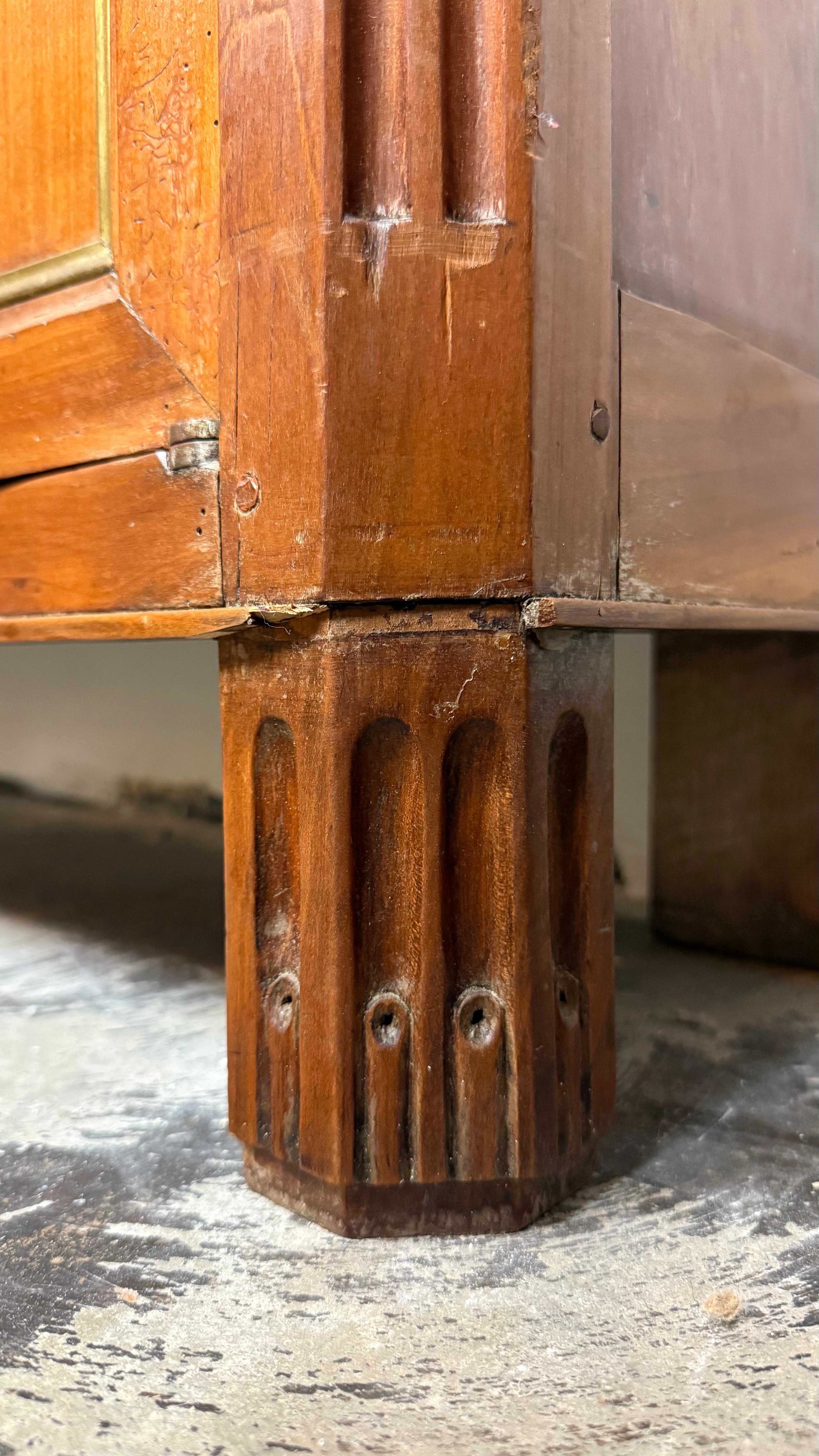 Ein elegantes französisches Louis-Philippe-Bücherregal aus der Mitte des 19. Jahrhunderts, das aus reichem, warmem Kirschholz gefertigt ist und sich durch seine raffinierten architektonischen Details auszeichnet. Das Stück ist mit einem