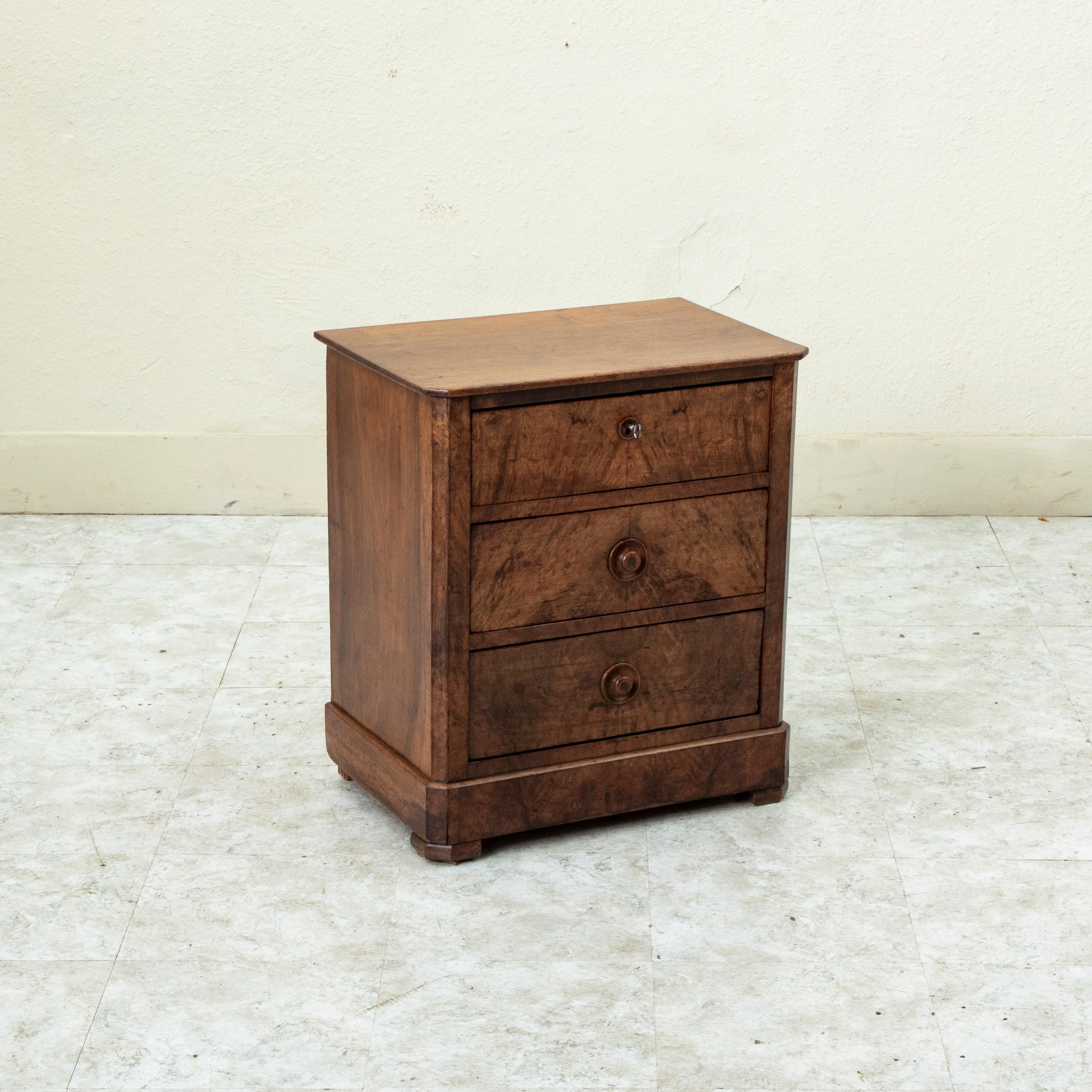 Mid 19th Century French Louis Philippe Burl Walnut Nightstand, Chest, Side Table In Good Condition For Sale In Fayetteville, AR