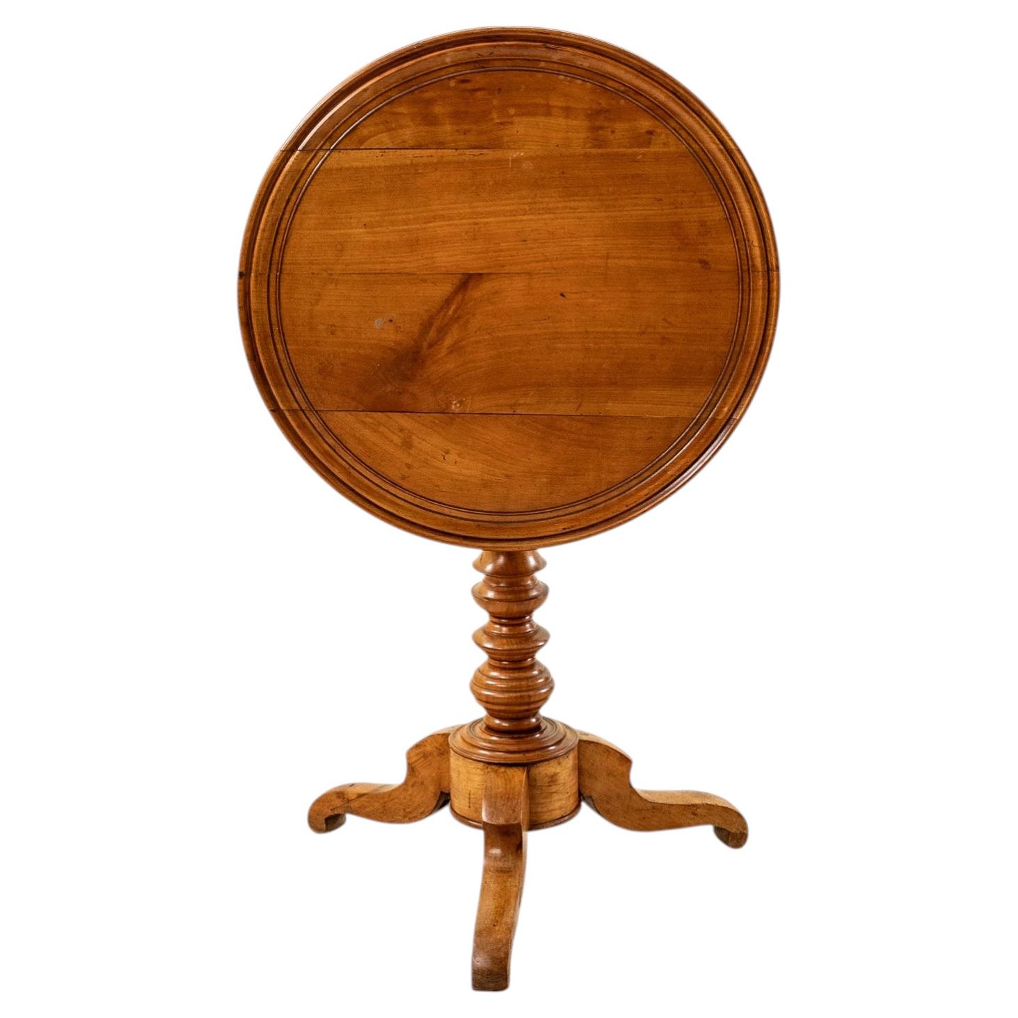 Mesa con pedestal francesa de madera de cerezo de mediados del siglo XIX, estilo Luis Felipe, con tablero abatible