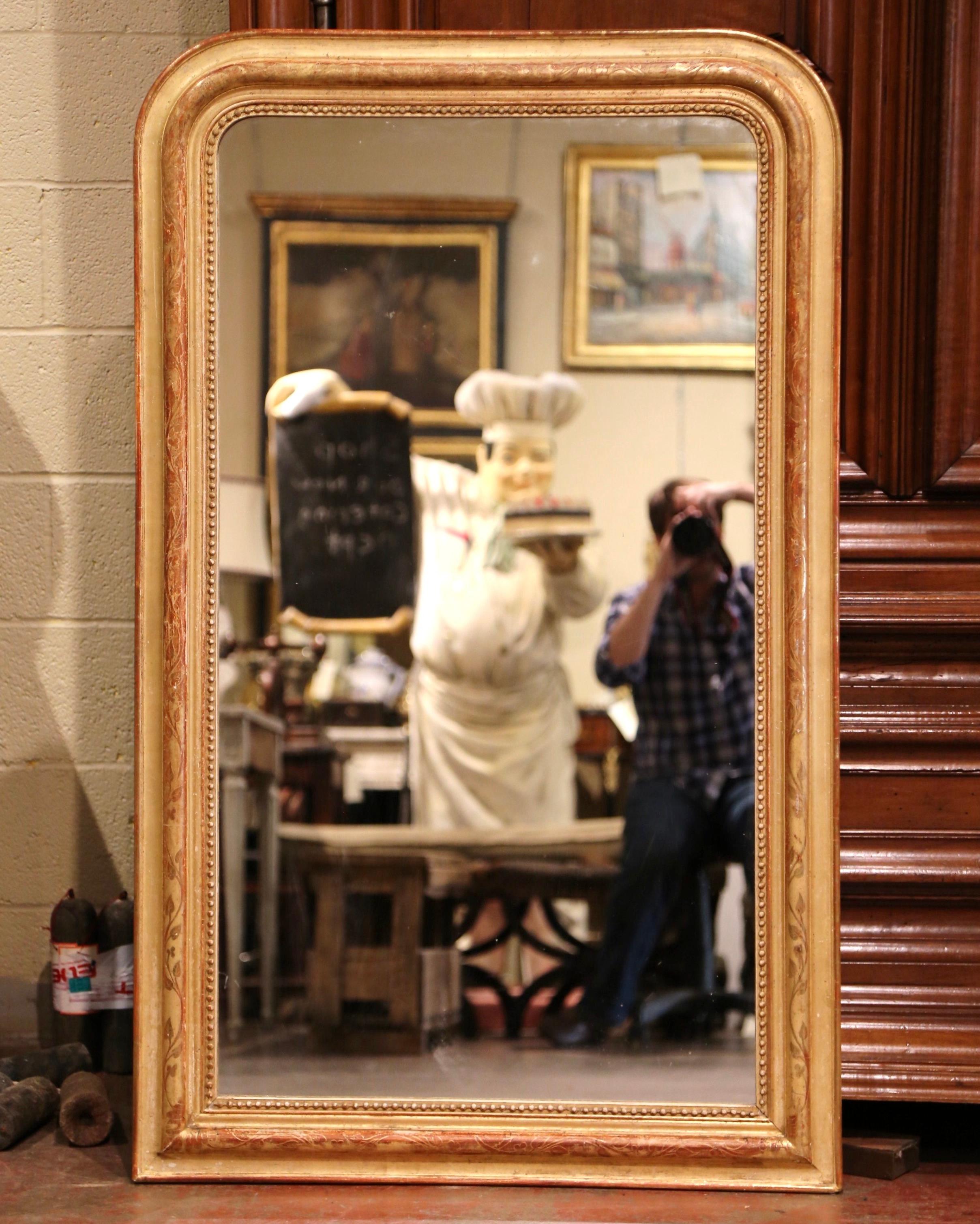 Mid-19th Century French Louis Philippe Giltwood Mirror with Engraved Decor In Excellent Condition In Dallas, TX