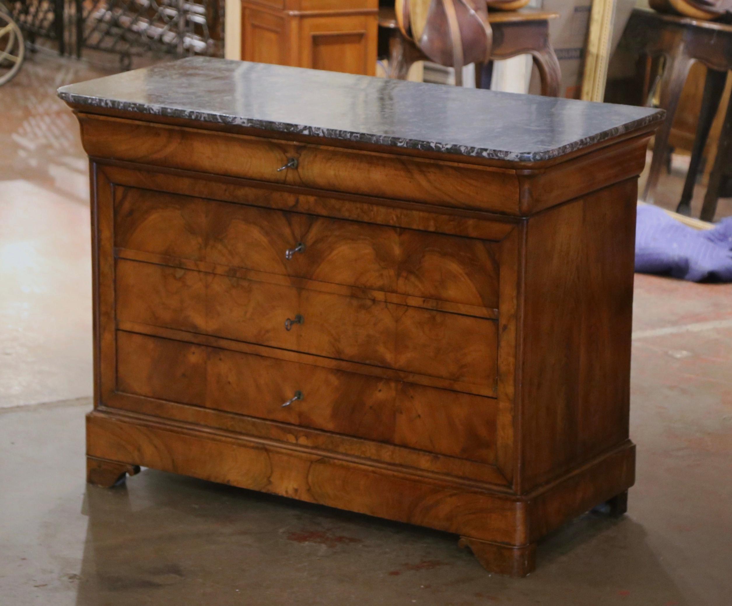 Questa elegante cassettiera antica è stata realizzata in Francia, intorno al 1870. Costruita in noce, la tradizionale commode dalle linee semplici poggia su piedi a staffa ogee anteriori su uno zoccolo spesso e rialzato; il mobile presenta quattro