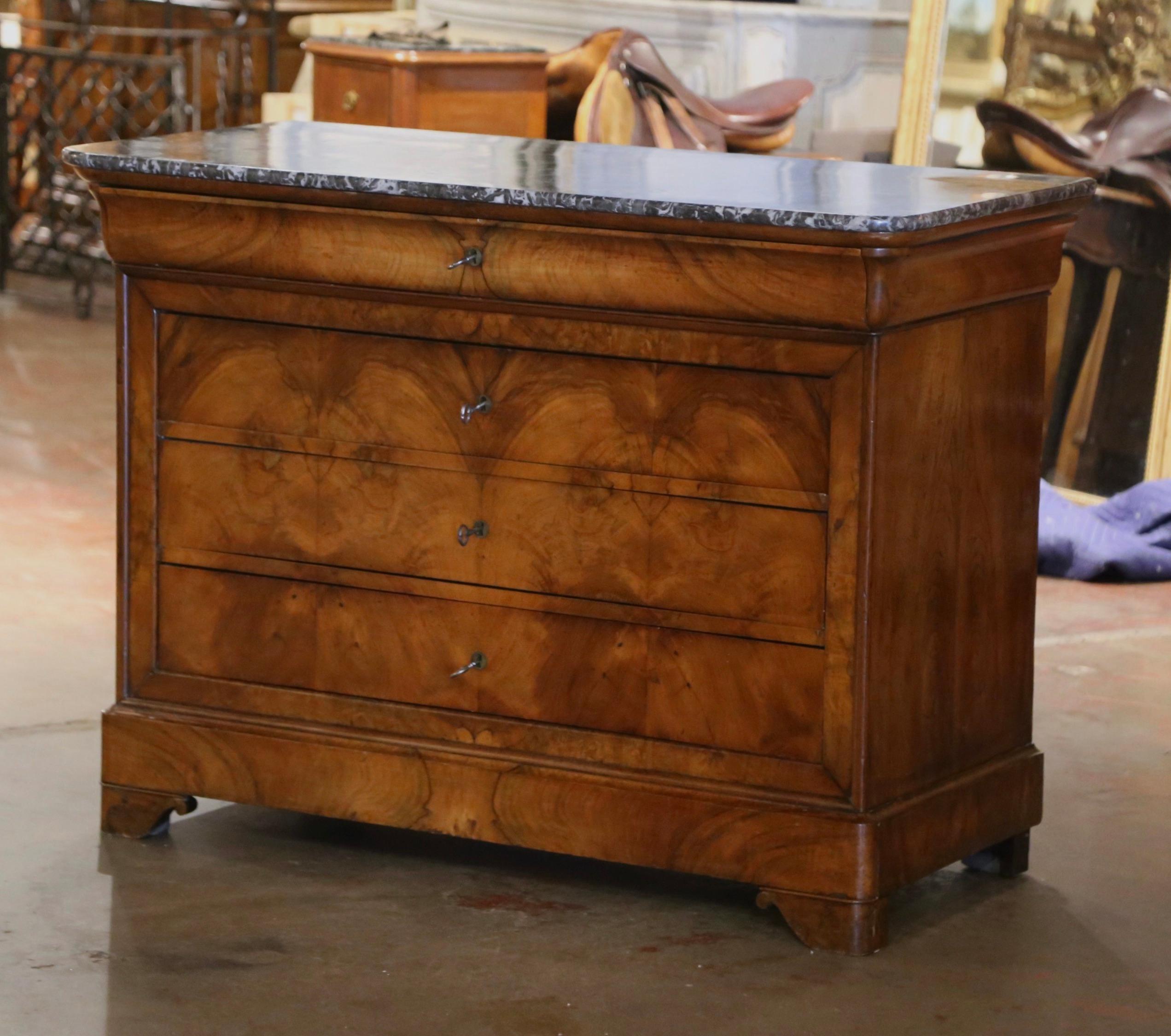 Intagliato a mano Cassettiera a quattro cassetti in noce con piano in marmo di Louis Philippe della metà del 19° secolo in vendita