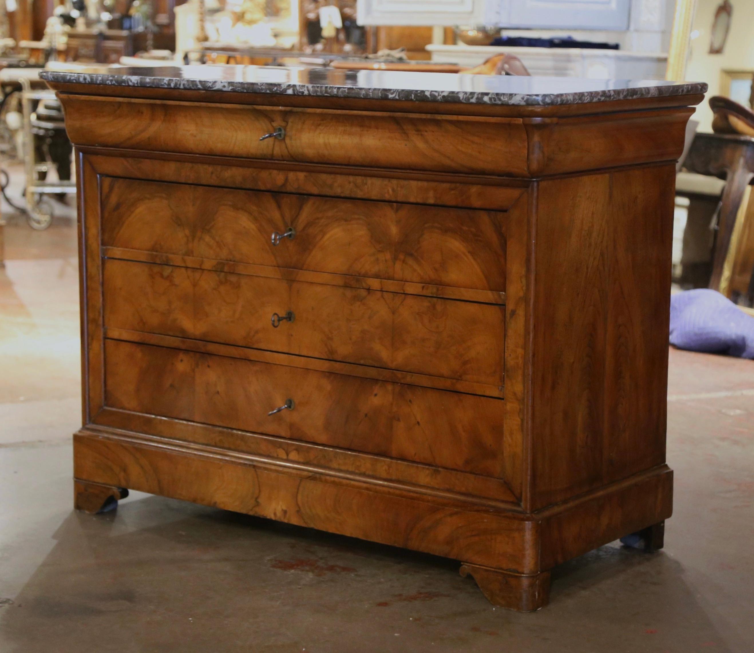 XIX secolo Cassettiera a quattro cassetti in noce con piano in marmo di Louis Philippe della metà del 19° secolo in vendita