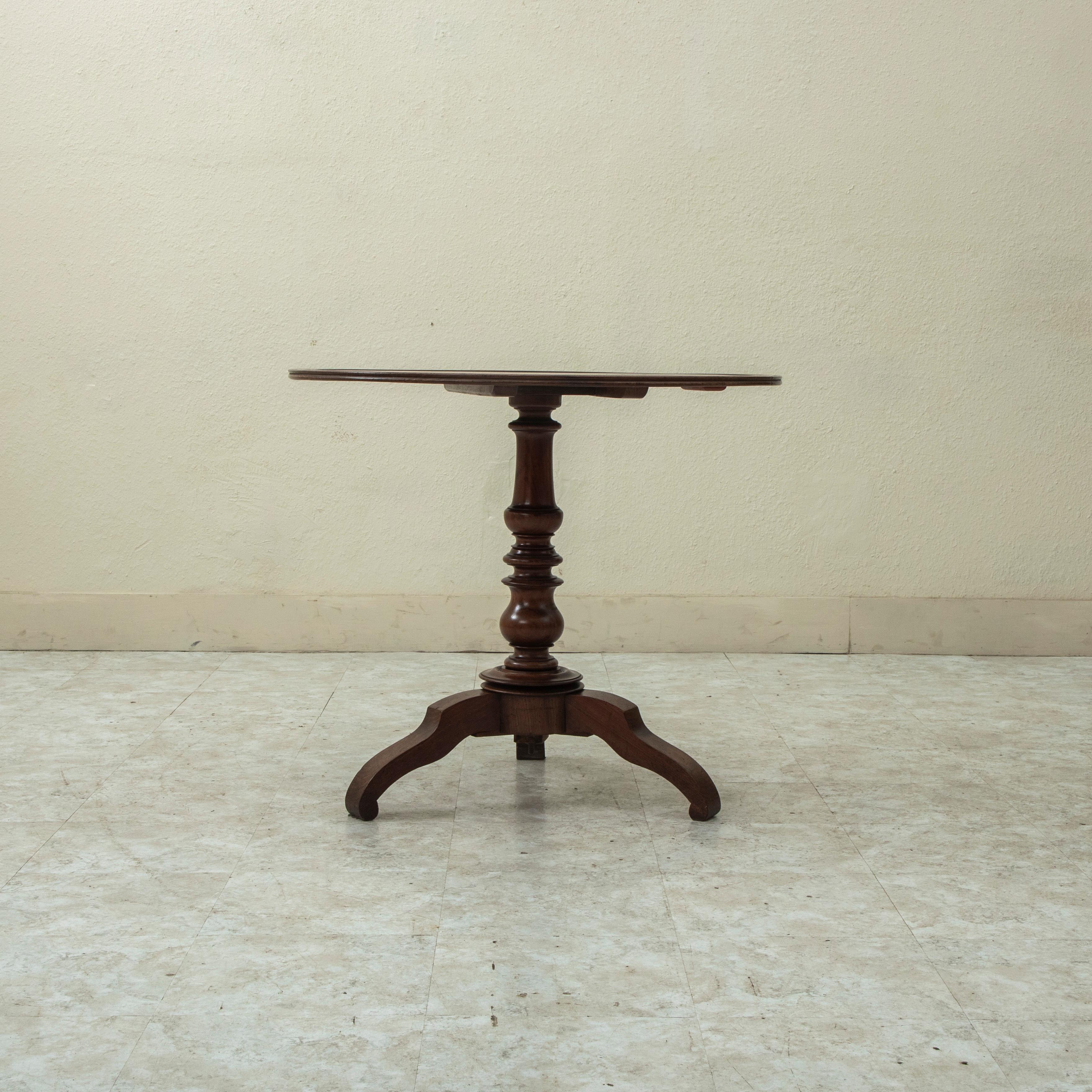 Mitte des 19. Jahrhunderts Französisch Louis Philippe Periode Esche Tilt Top Pedestal Tisch (Abgeschrägt) im Angebot