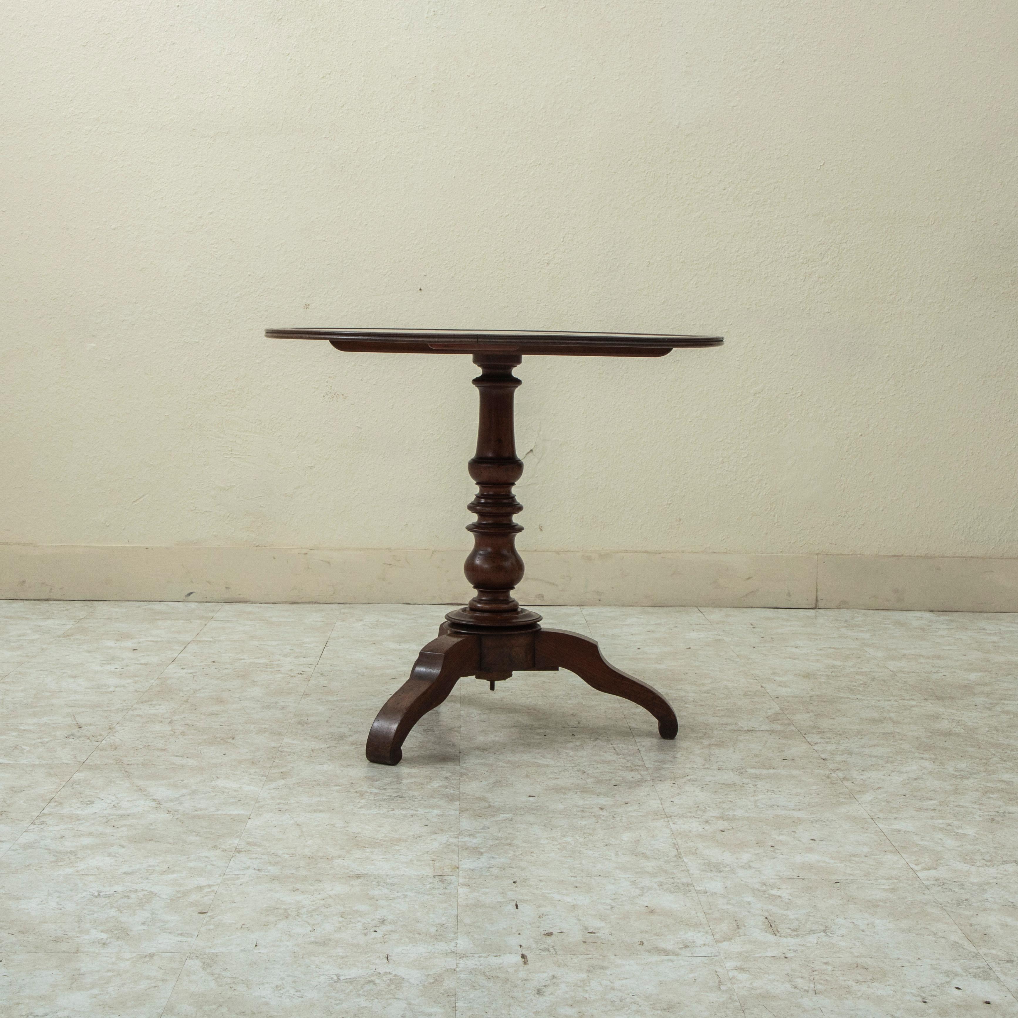 Mitte des 19. Jahrhunderts Französisch Louis Philippe Periode Esche Tilt Top Pedestal Tisch im Zustand „Gut“ im Angebot in Fayetteville, AR