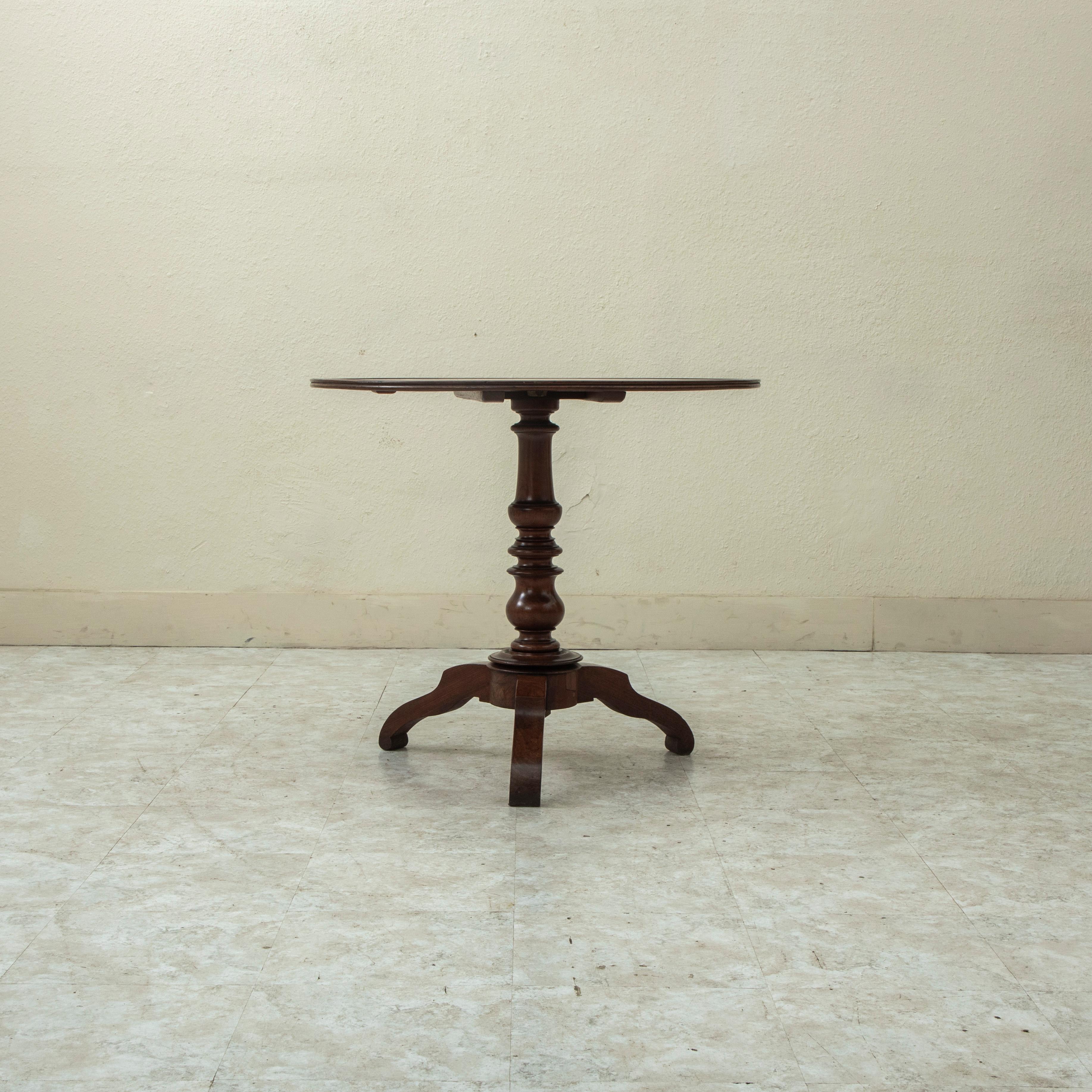 Mitte des 19. Jahrhunderts Französisch Louis Philippe Periode Esche Tilt Top Pedestal Tisch (Asche) im Angebot