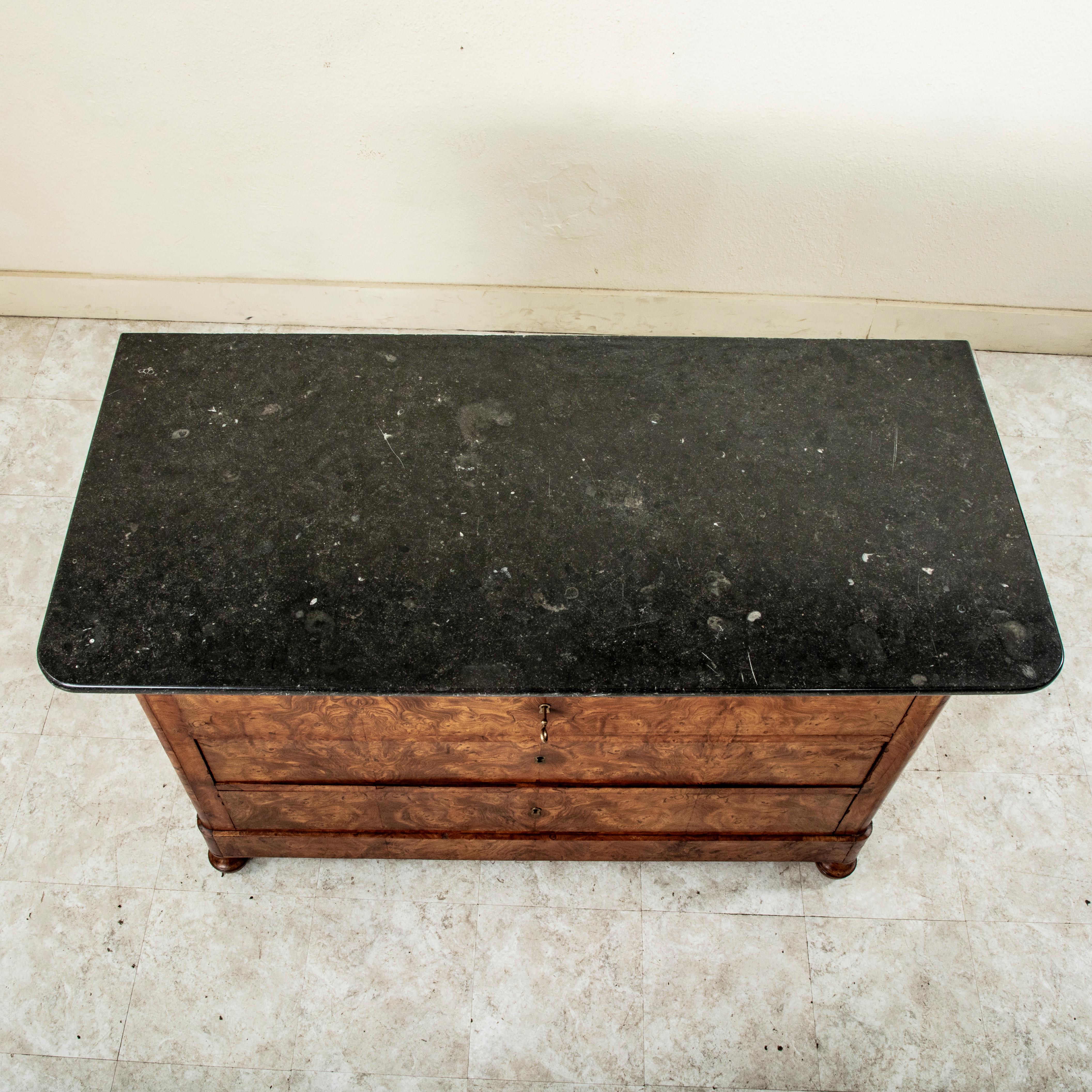 Cómoda y cómoda de olmo burl de la época francesa de Louis Philippe de mediados del siglo XIX en venta 6