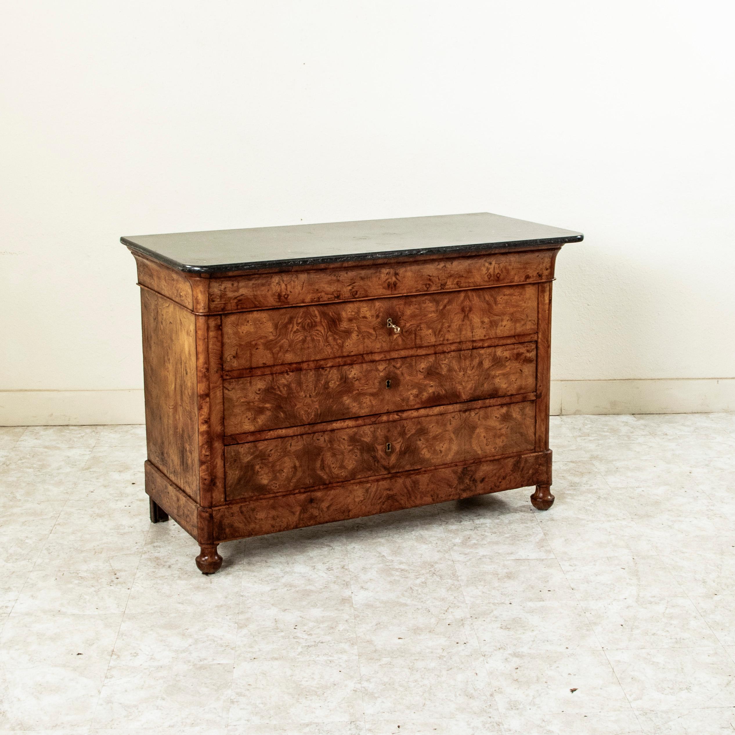 Cómoda y cómoda de olmo burl de la época francesa de Louis Philippe de mediados del siglo XIX Luis Felipe en venta