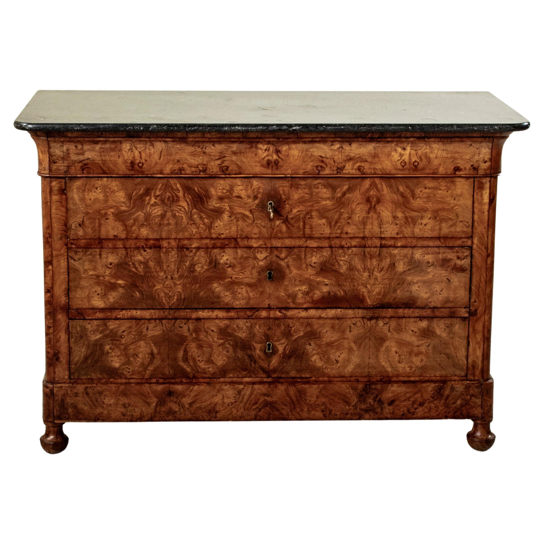 Cómoda y cómoda de olmo burl de la época francesa de Louis Philippe de mediados del siglo XIX en venta