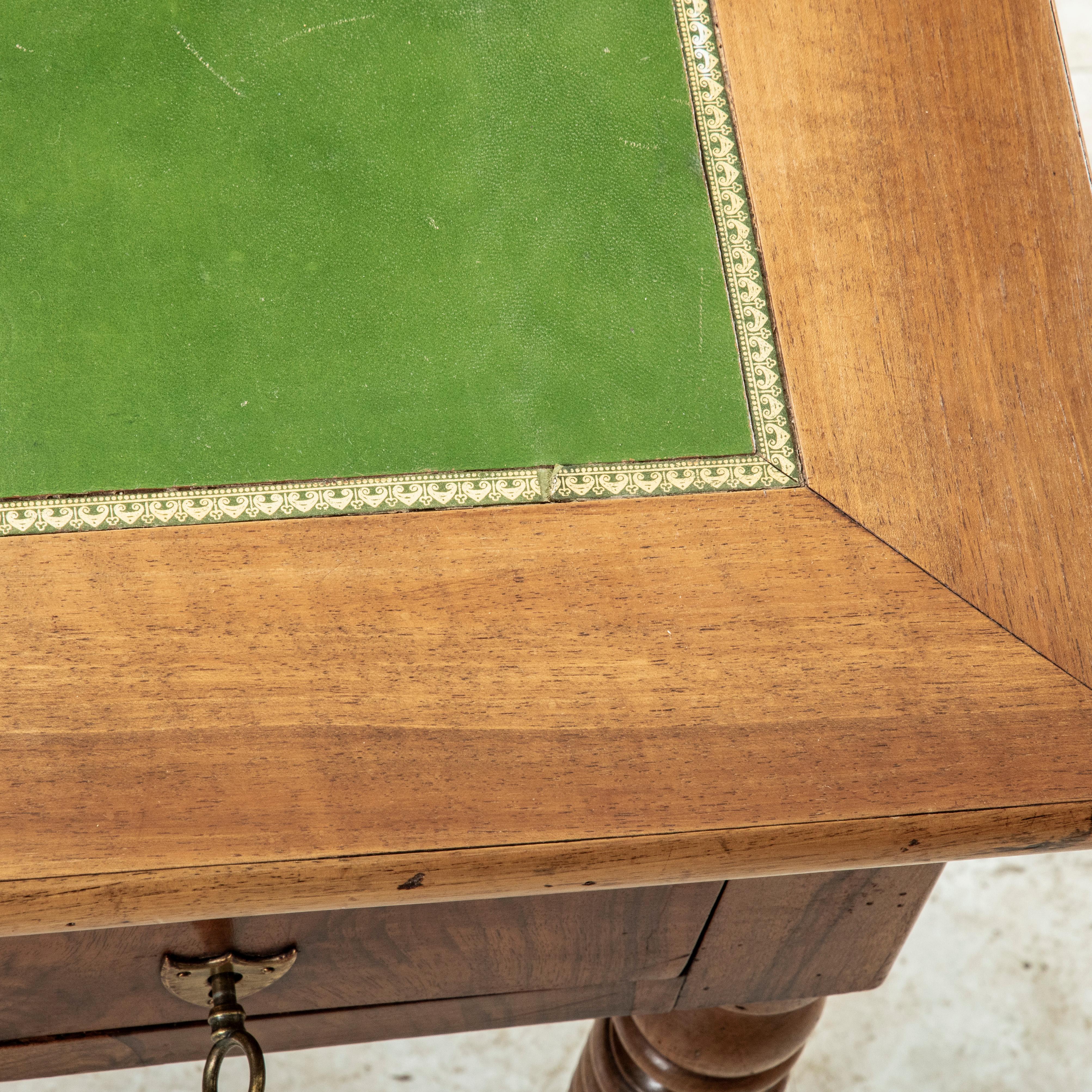 Mitte des 19. Jahrhunderts Französisch Louis Philippe Periode Burl Walnuss Schreibtisch, grünes Leder im Angebot 11