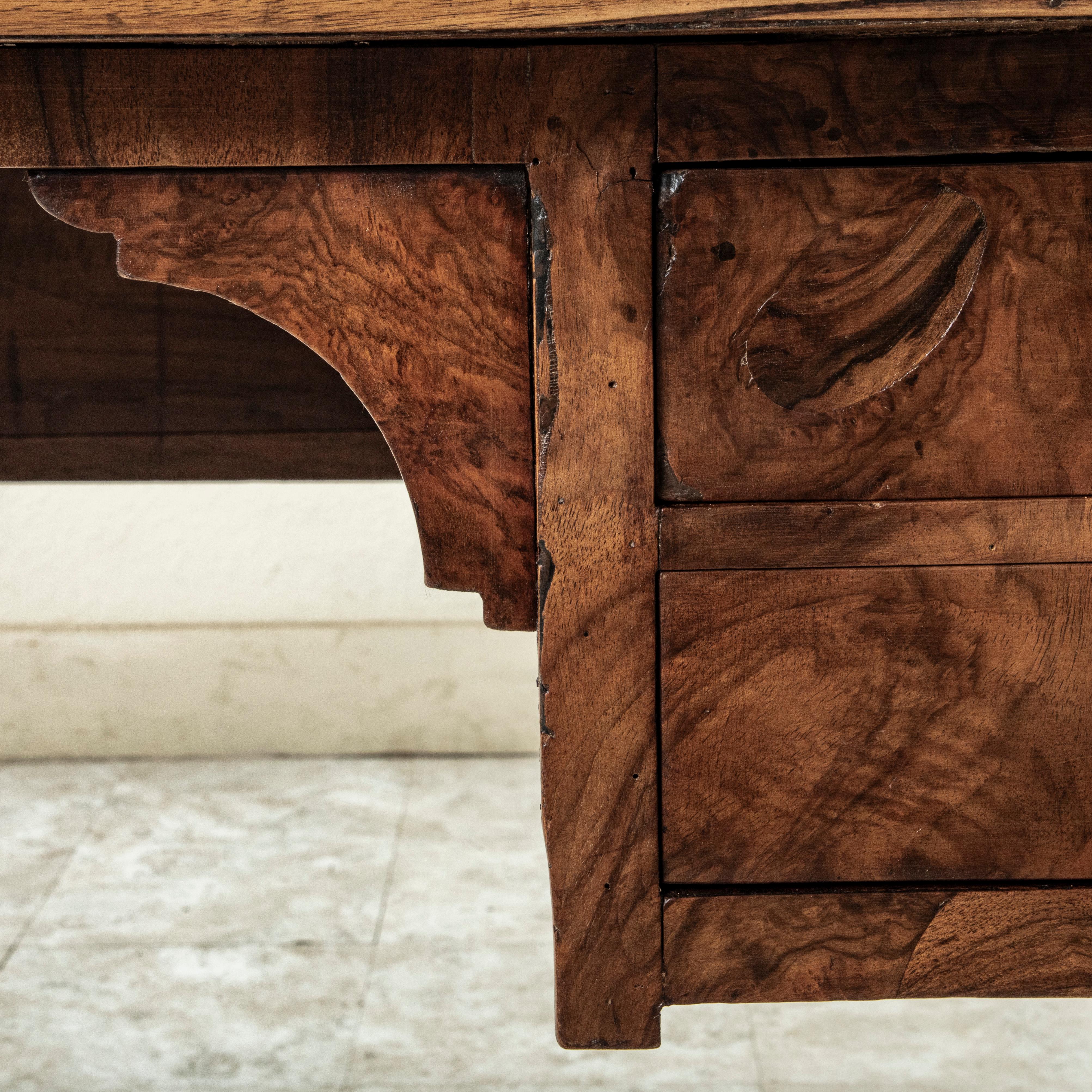 Mitte des 19. Jahrhunderts Französisch Louis Philippe Periode Burl Walnuss Schreibtisch, grünes Leder im Angebot 15