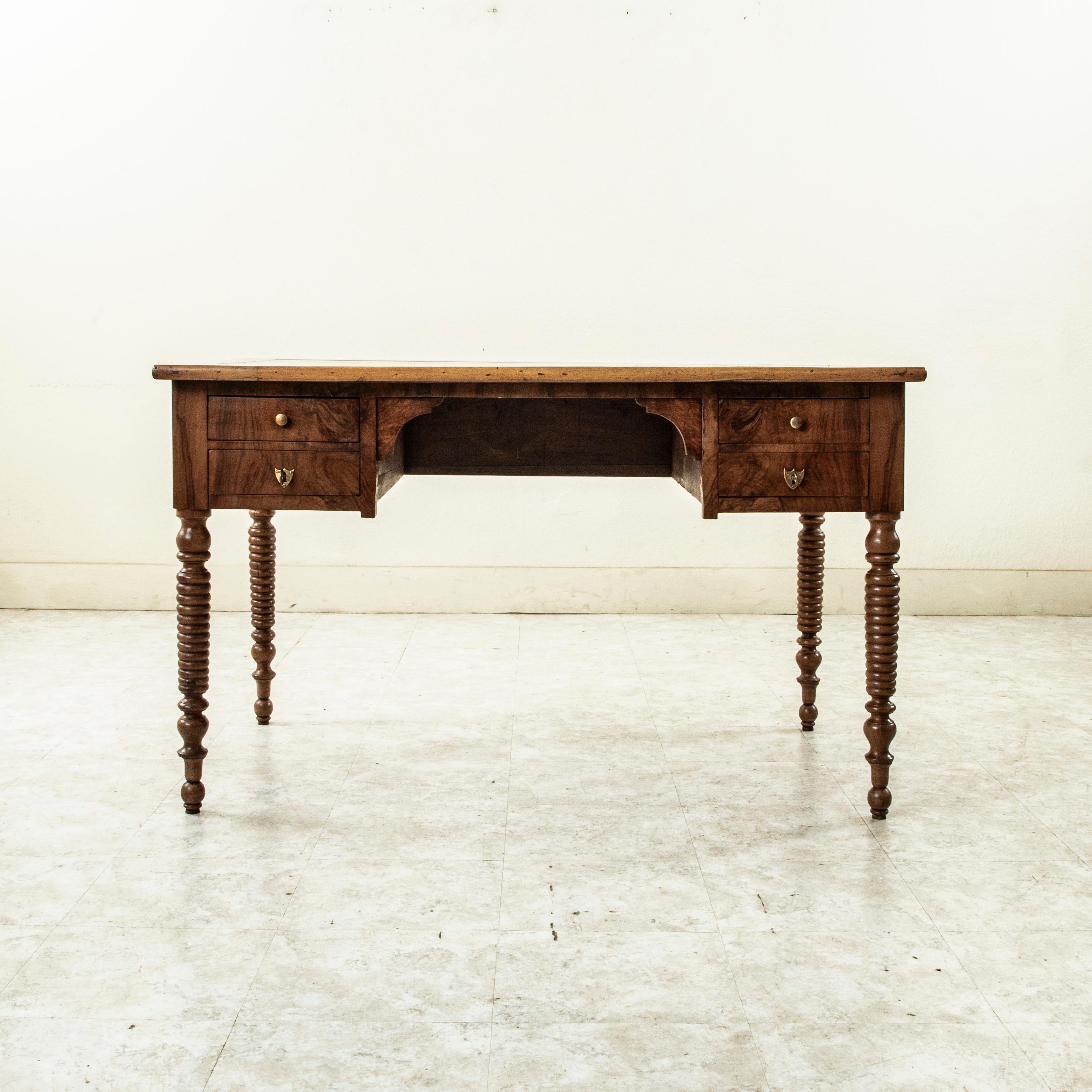 Mitte des 19. Jahrhunderts Französisch Louis Philippe Periode Burl Walnuss Schreibtisch, grünes Leder im Zustand „Gut“ im Angebot in Fayetteville, AR