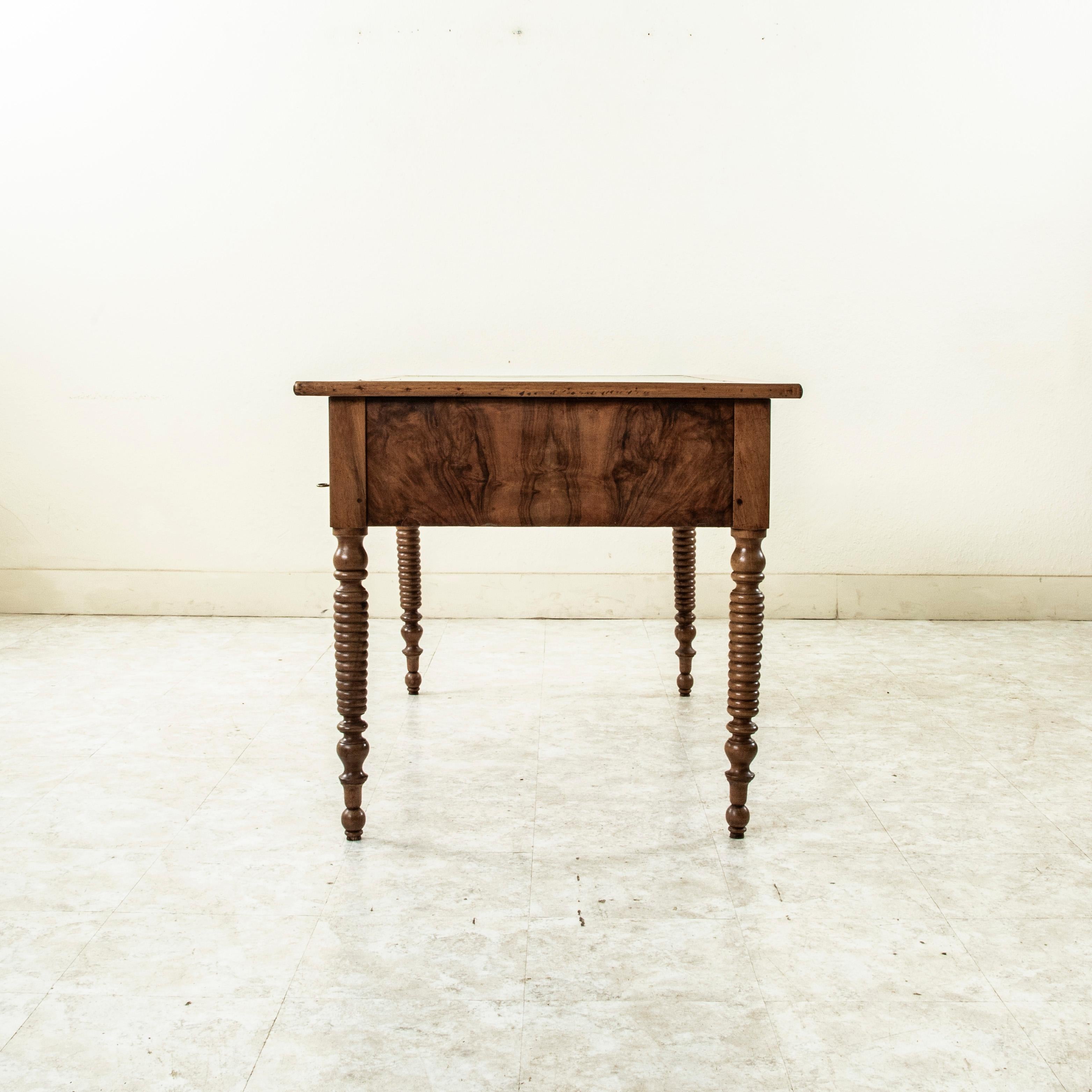 Mitte des 19. Jahrhunderts Französisch Louis Philippe Periode Burl Walnuss Schreibtisch, grünes Leder (Messing) im Angebot