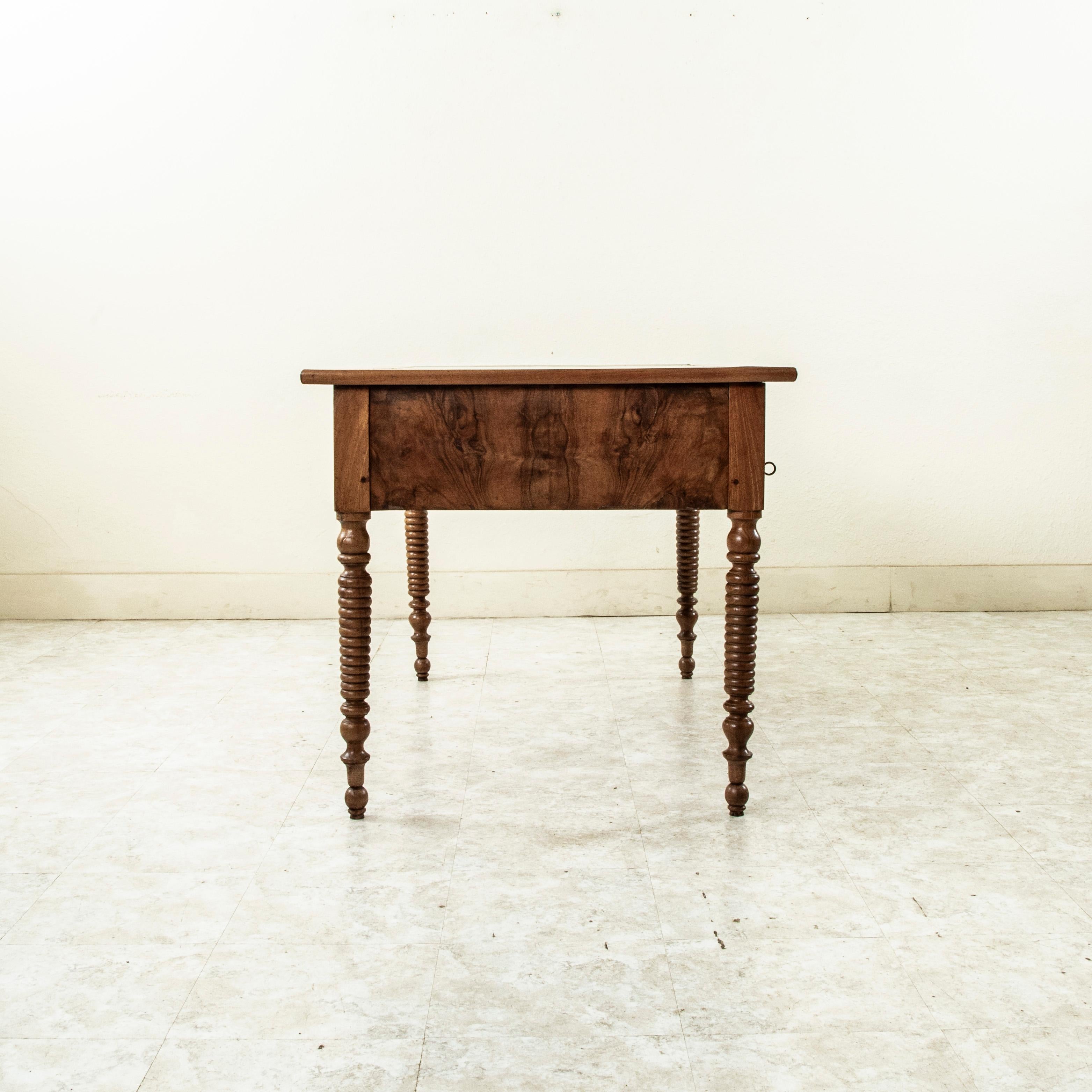 Mitte des 19. Jahrhunderts Französisch Louis Philippe Periode Burl Walnuss Schreibtisch, grünes Leder im Angebot 2