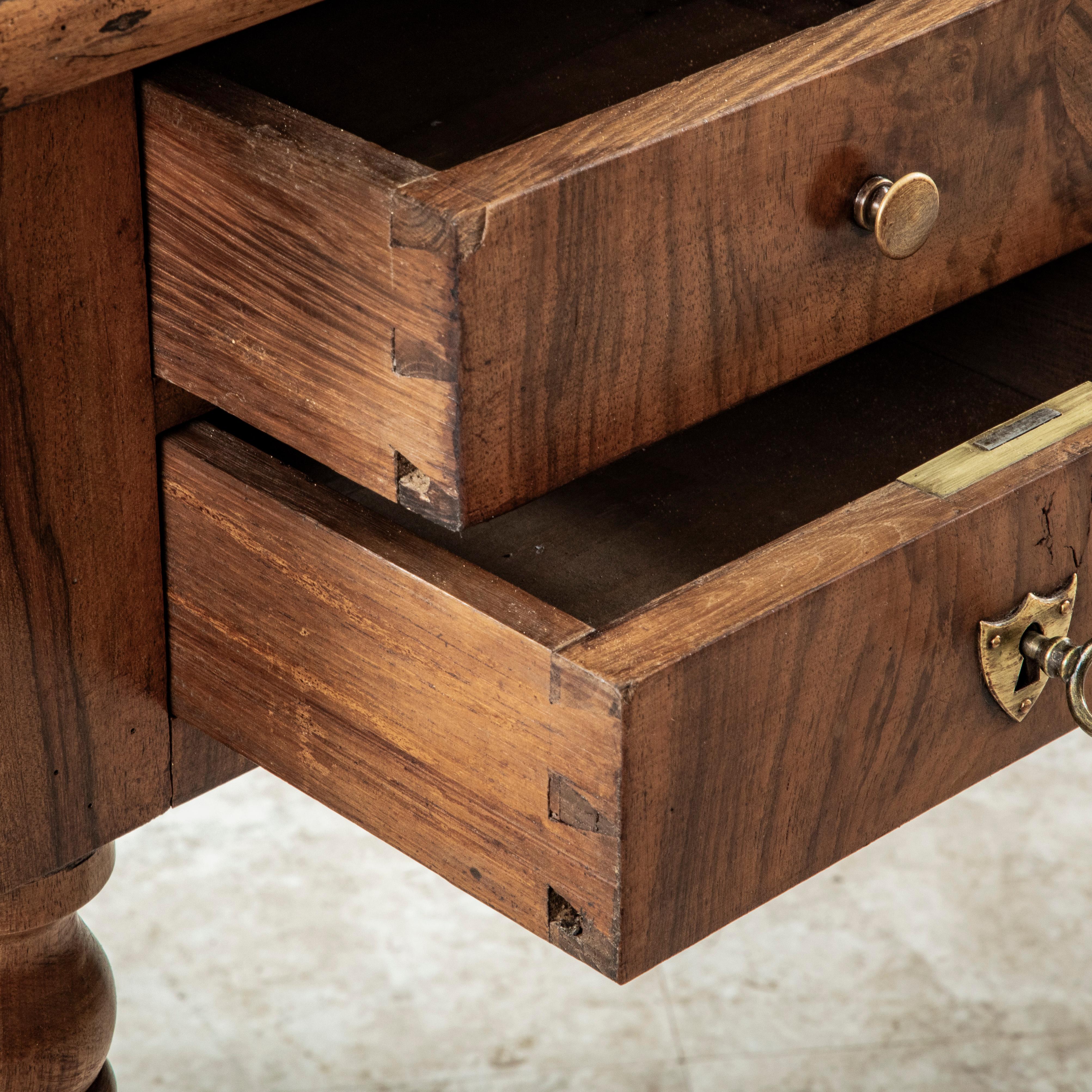 Mitte des 19. Jahrhunderts Französisch Louis Philippe Periode Burl Walnuss Schreibtisch, grünes Leder im Angebot 4