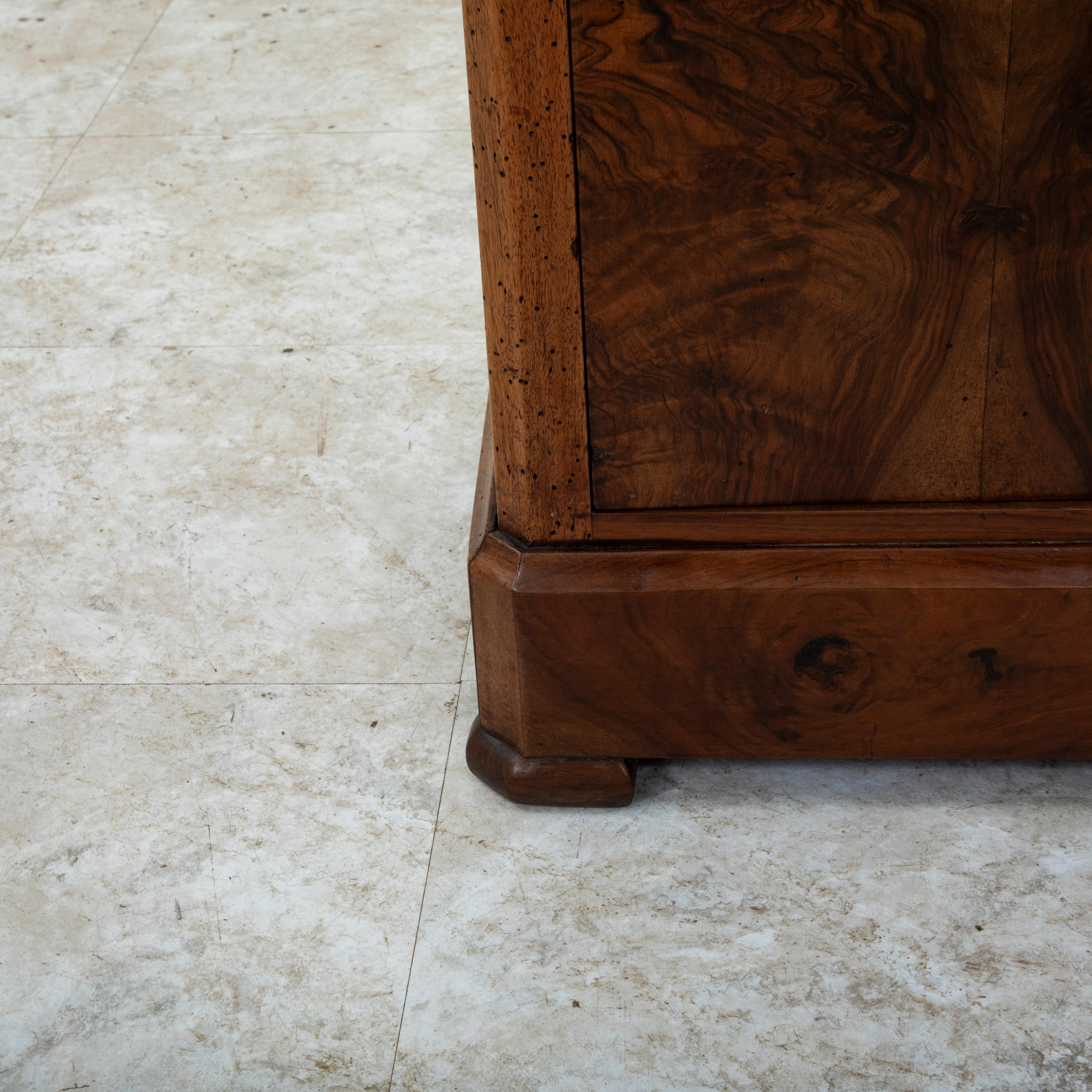 Table de nuit, table d'appoint en ronce de noyer d'époque Louis Philippe, milieu du XIXe siècle en vente 6