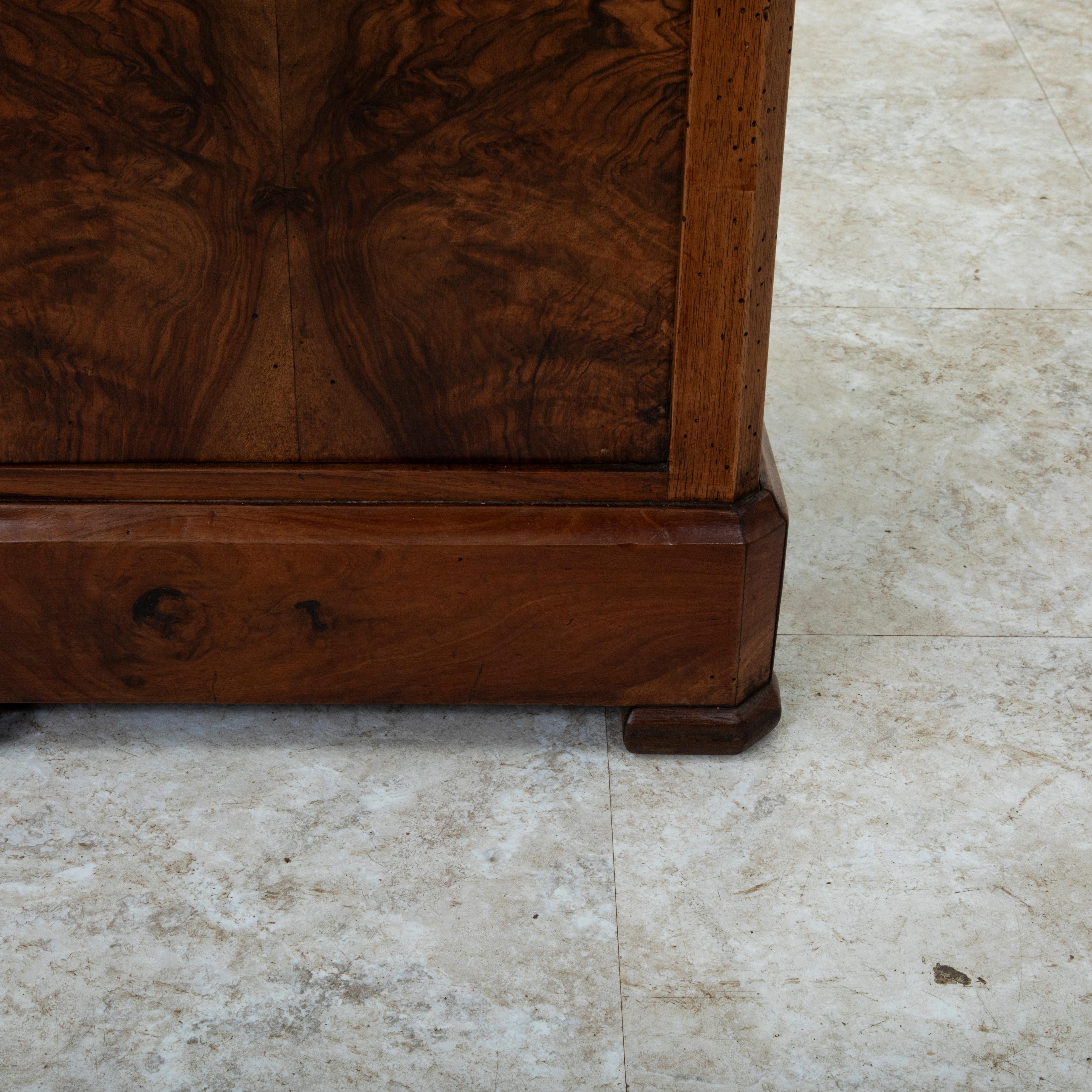 Table de nuit, table d'appoint en ronce de noyer d'époque Louis Philippe, milieu du XIXe siècle en vente 7