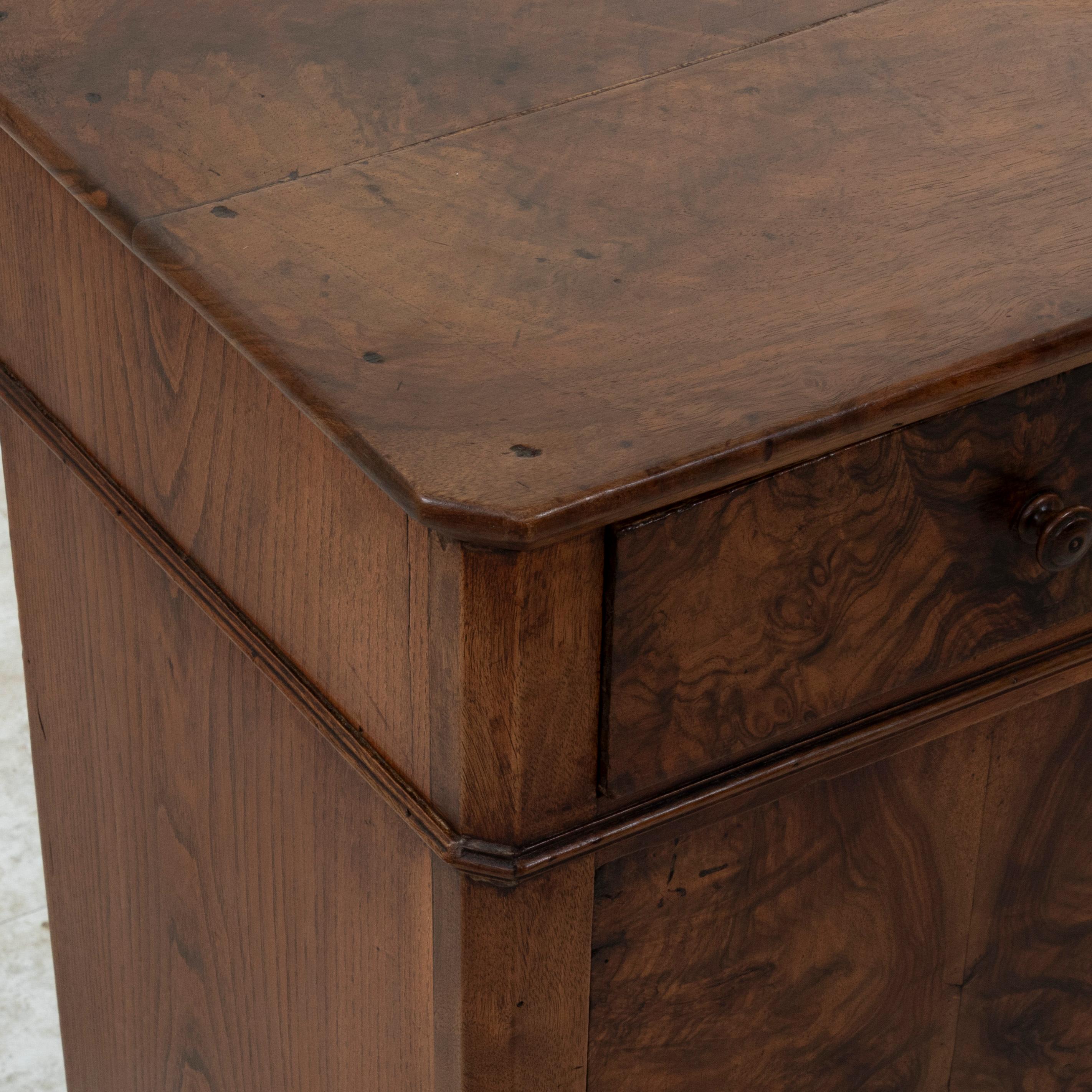 Table de nuit, table d'appoint en ronce de noyer d'époque Louis Philippe, milieu du XIXe siècle en vente 8