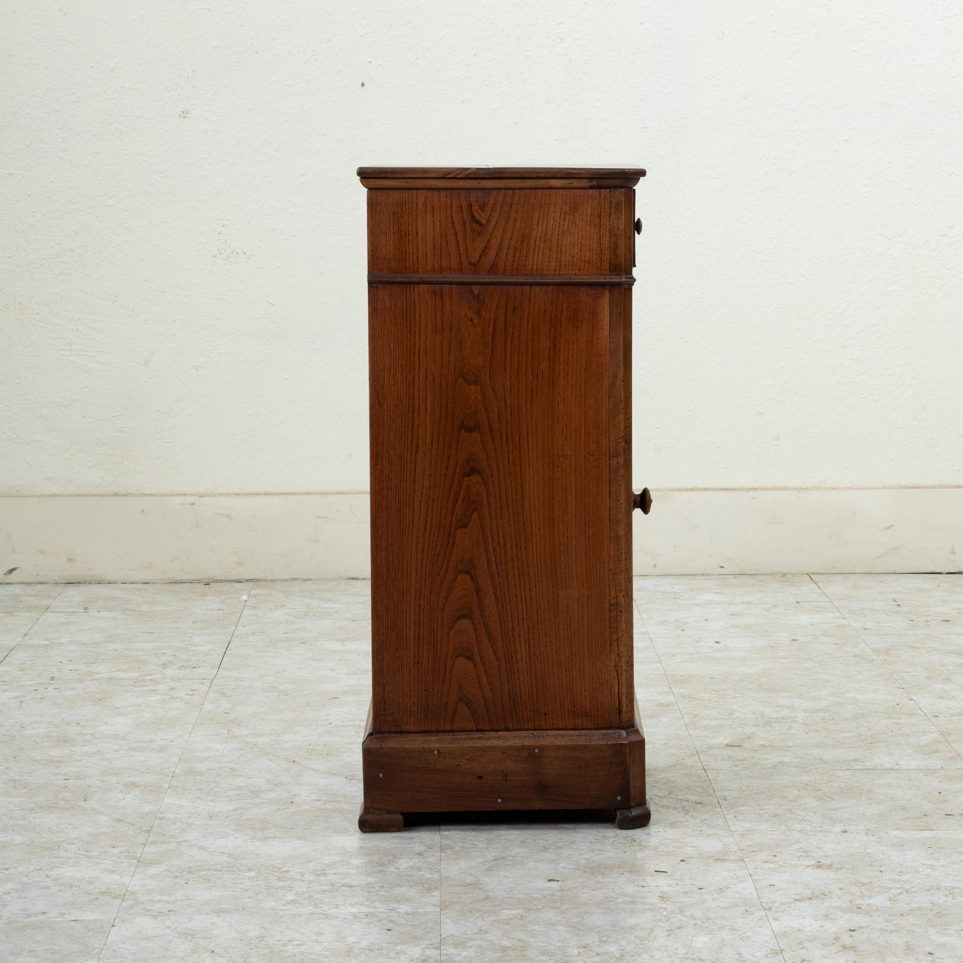 Noyer Table de nuit, table d'appoint en ronce de noyer d'époque Louis Philippe, milieu du XIXe siècle en vente