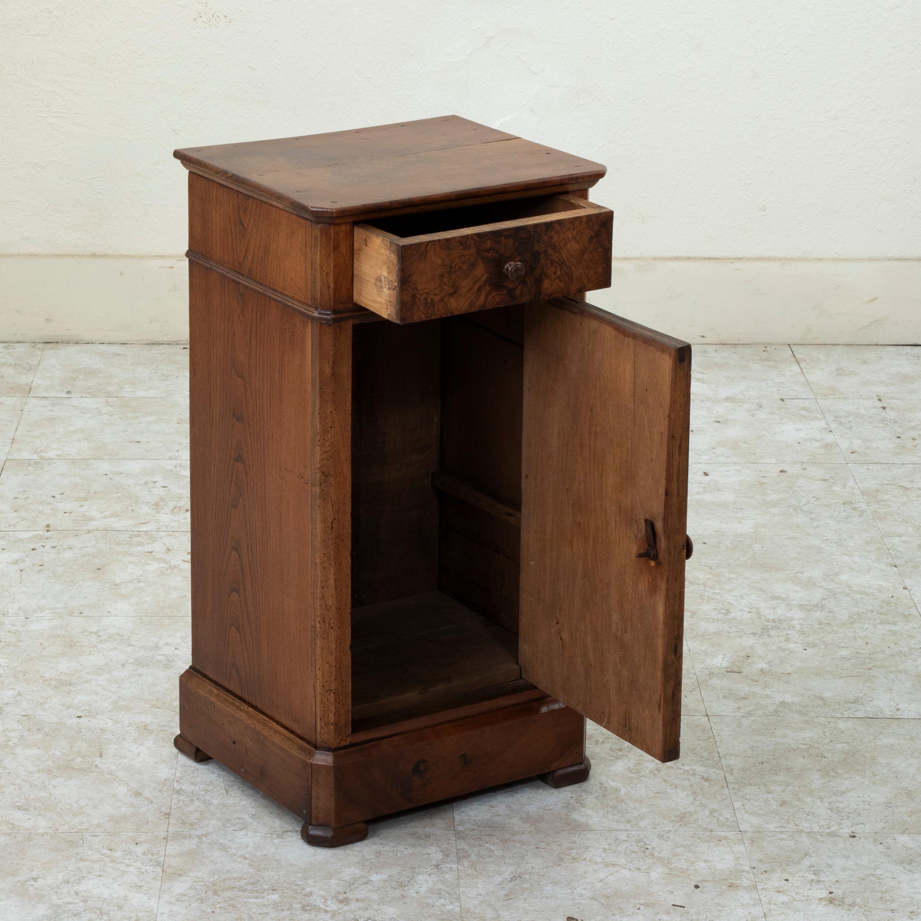 Table de nuit, table d'appoint en ronce de noyer d'époque Louis Philippe, milieu du XIXe siècle en vente 1