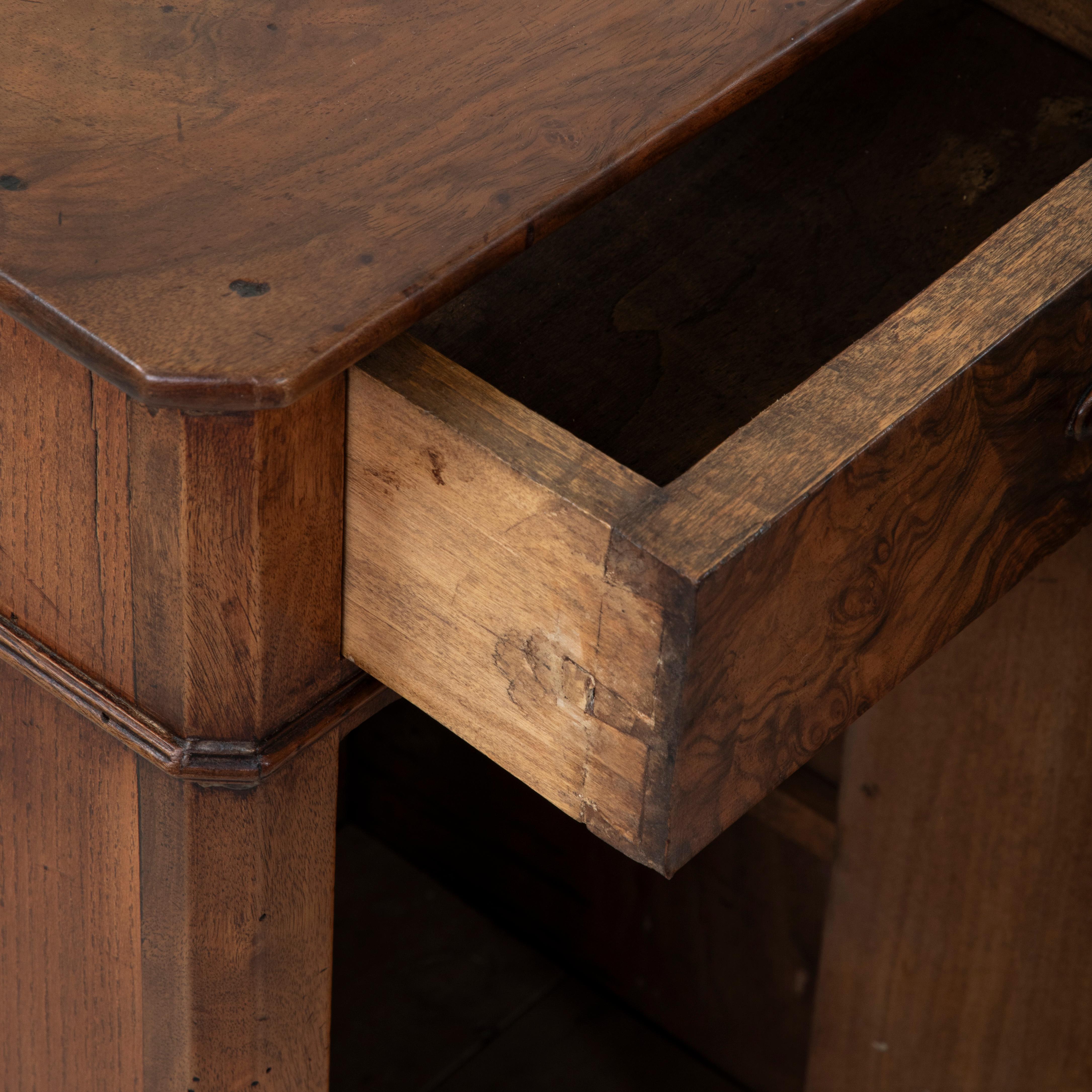 Table de nuit, table d'appoint en ronce de noyer d'époque Louis Philippe, milieu du XIXe siècle en vente 2