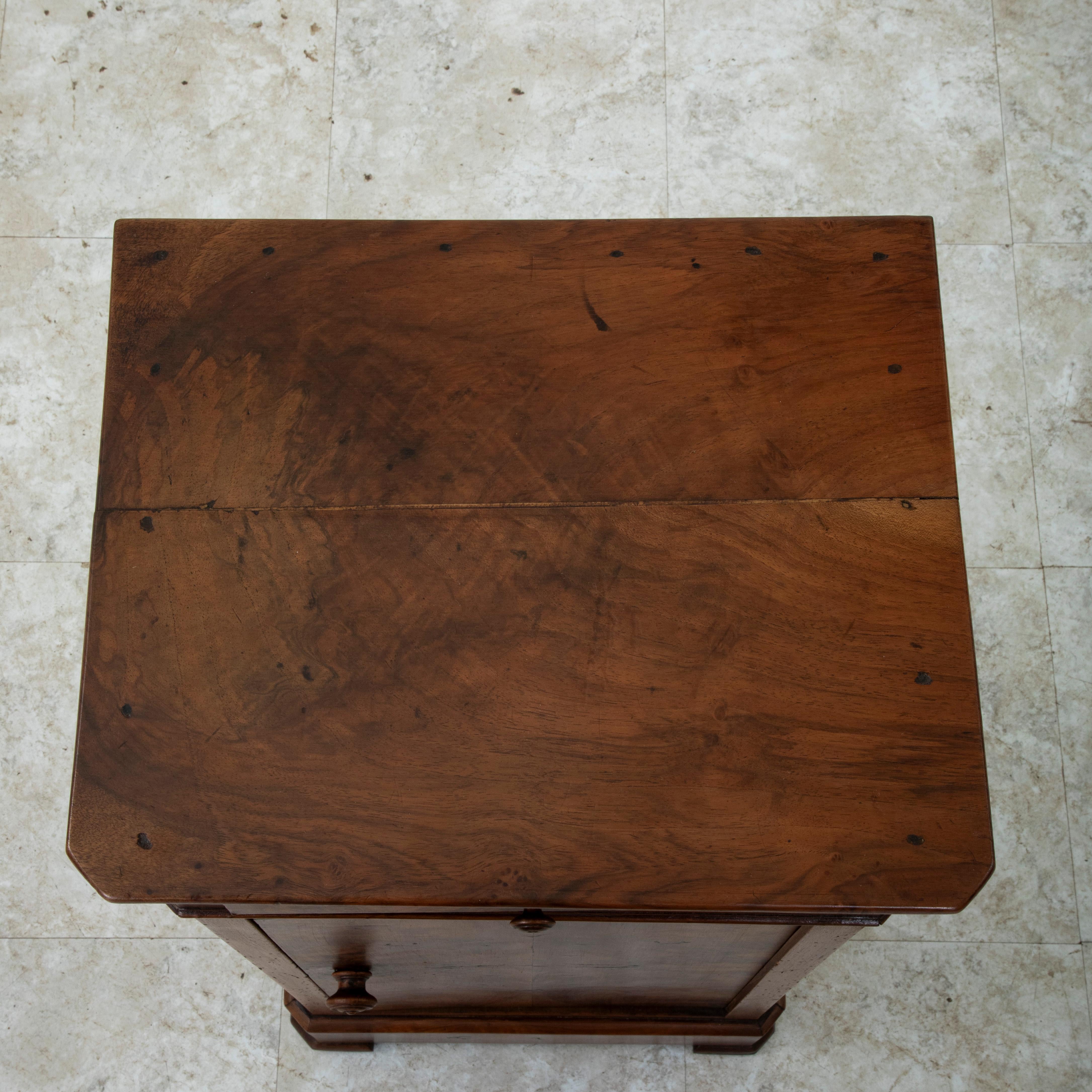 Table de nuit, table d'appoint en ronce de noyer d'époque Louis Philippe, milieu du XIXe siècle en vente 3