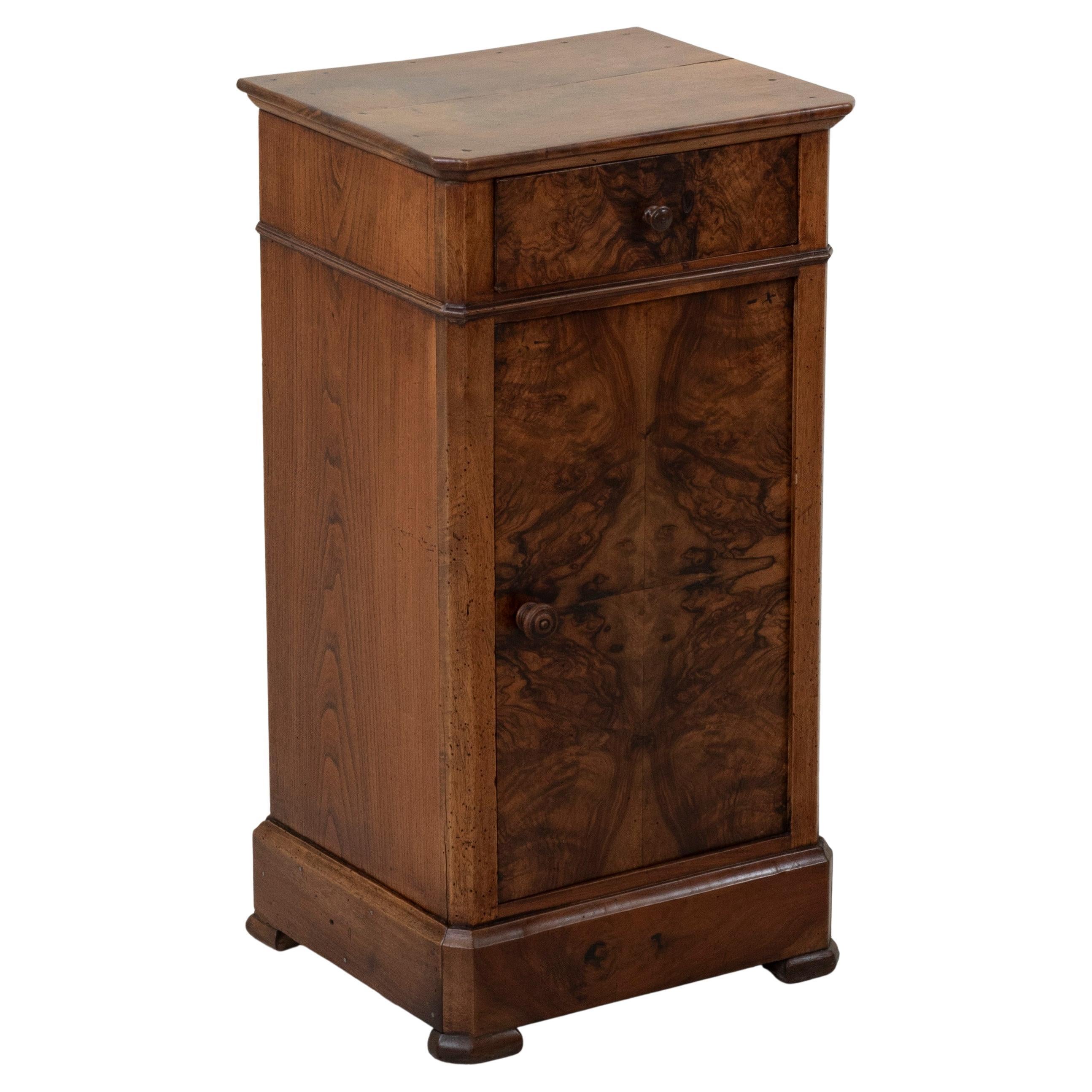 Table de nuit, table d'appoint en ronce de noyer d'époque Louis Philippe, milieu du XIXe siècle