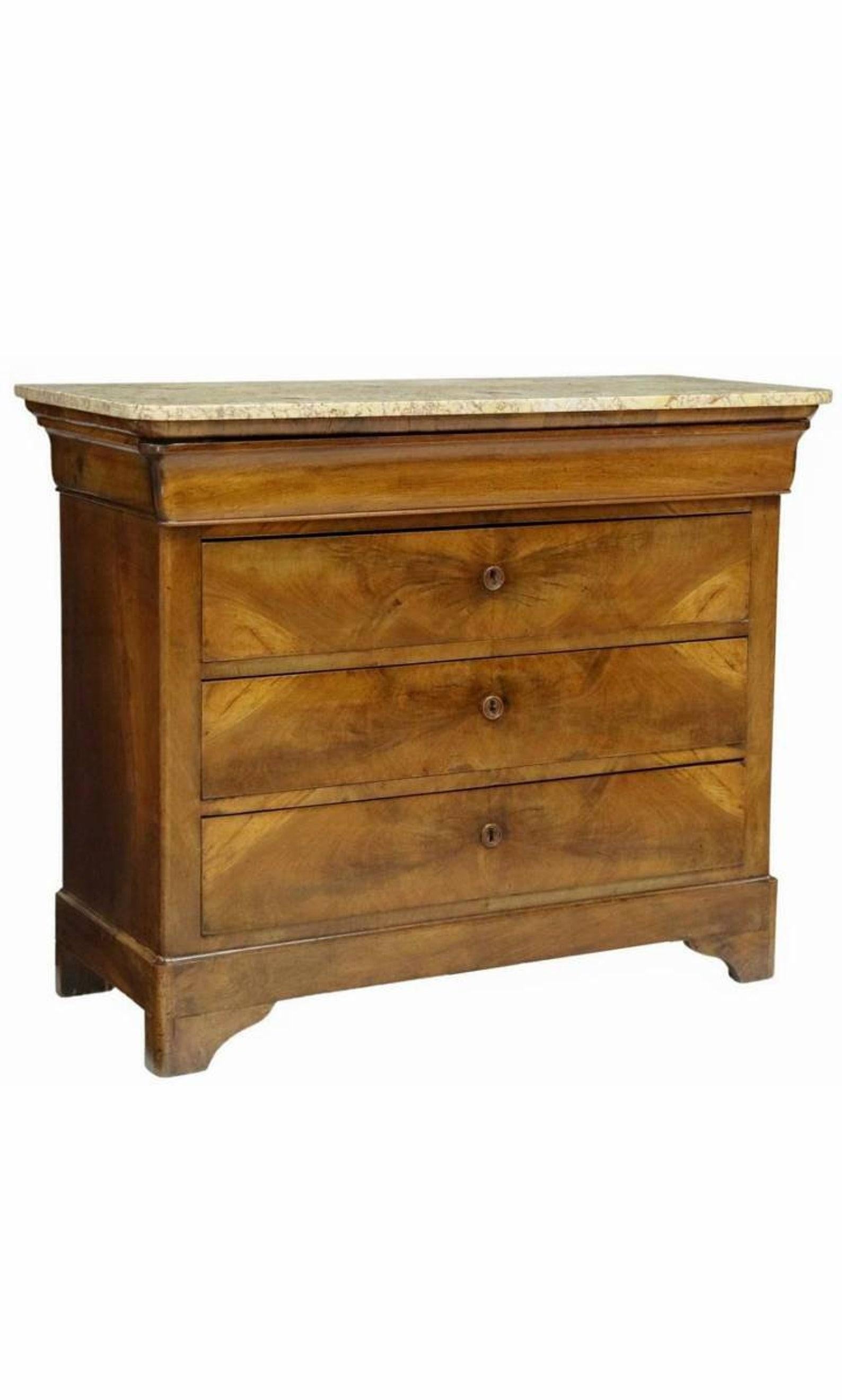 A period French Louis Philippe (1830-1848) walnut chest of drawers commode.

Hand-crafted in France in the early/mid-19th century, featuring elegant richly grained book-matched burl wood veneered solid wood case, fitted with a concealed ogee