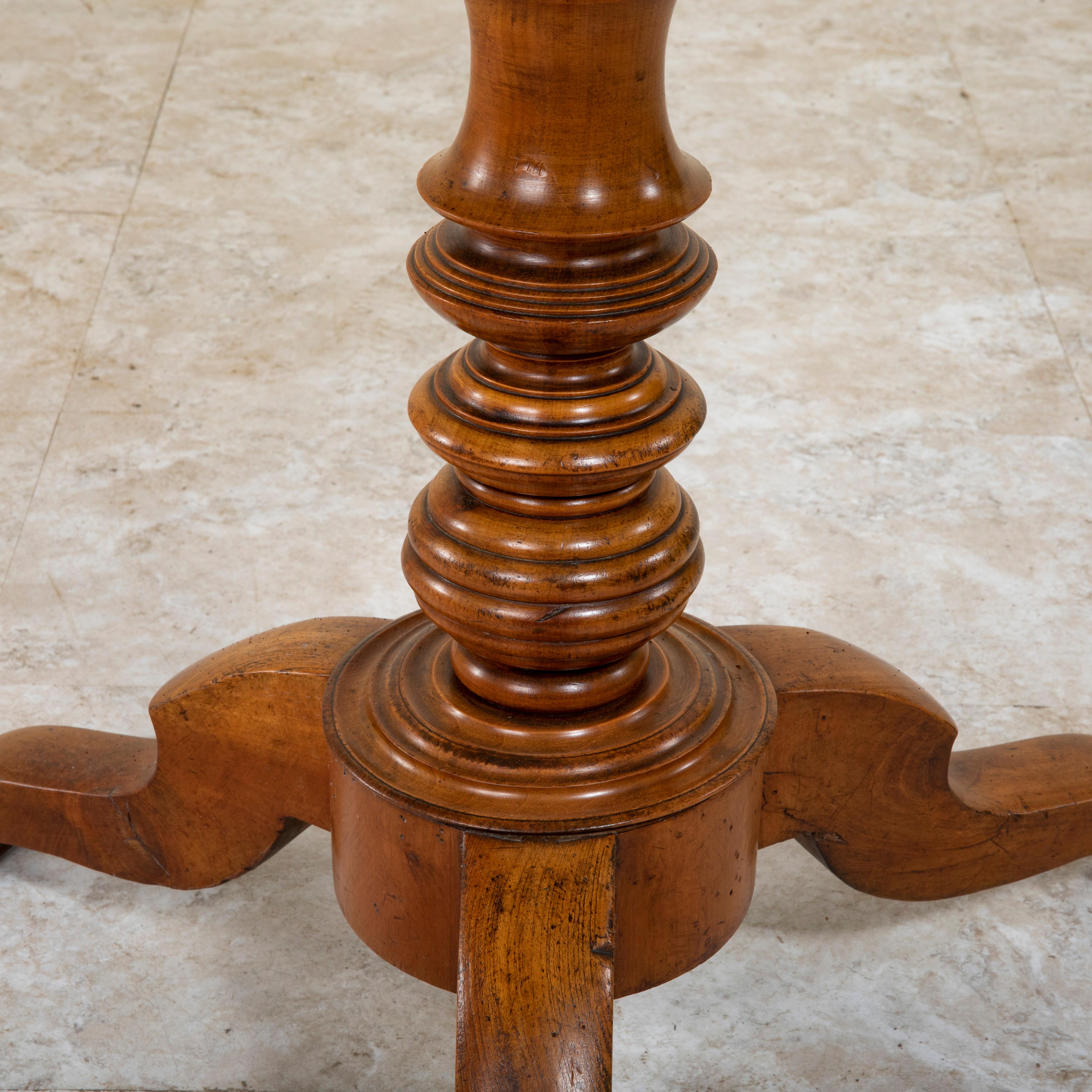 Mid-19th Century French Louis Philippe Period Walnut Gueridon or Pedestal Table For Sale 5