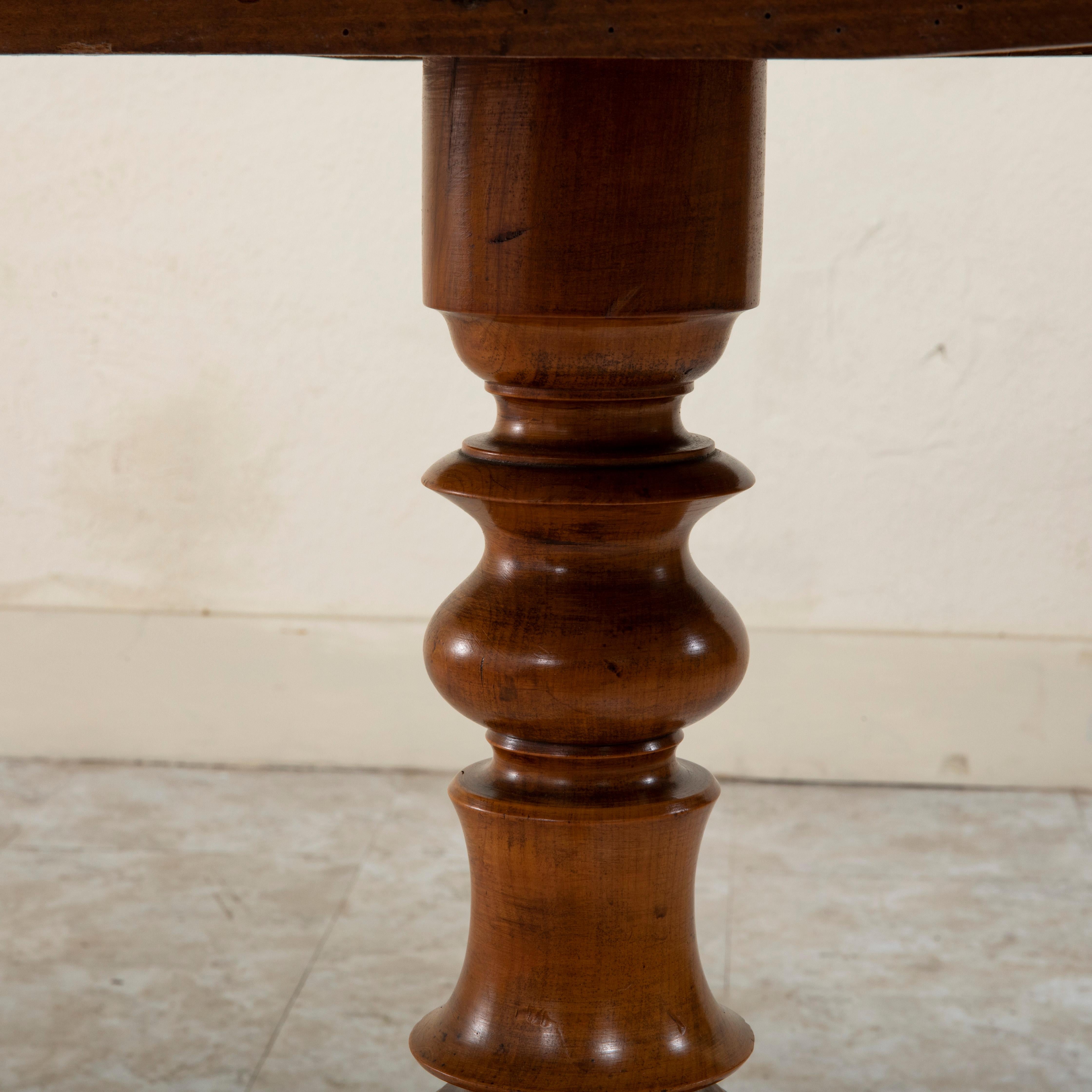Mid-19th Century French Louis Philippe Period Walnut Gueridon or Pedestal Table For Sale 6