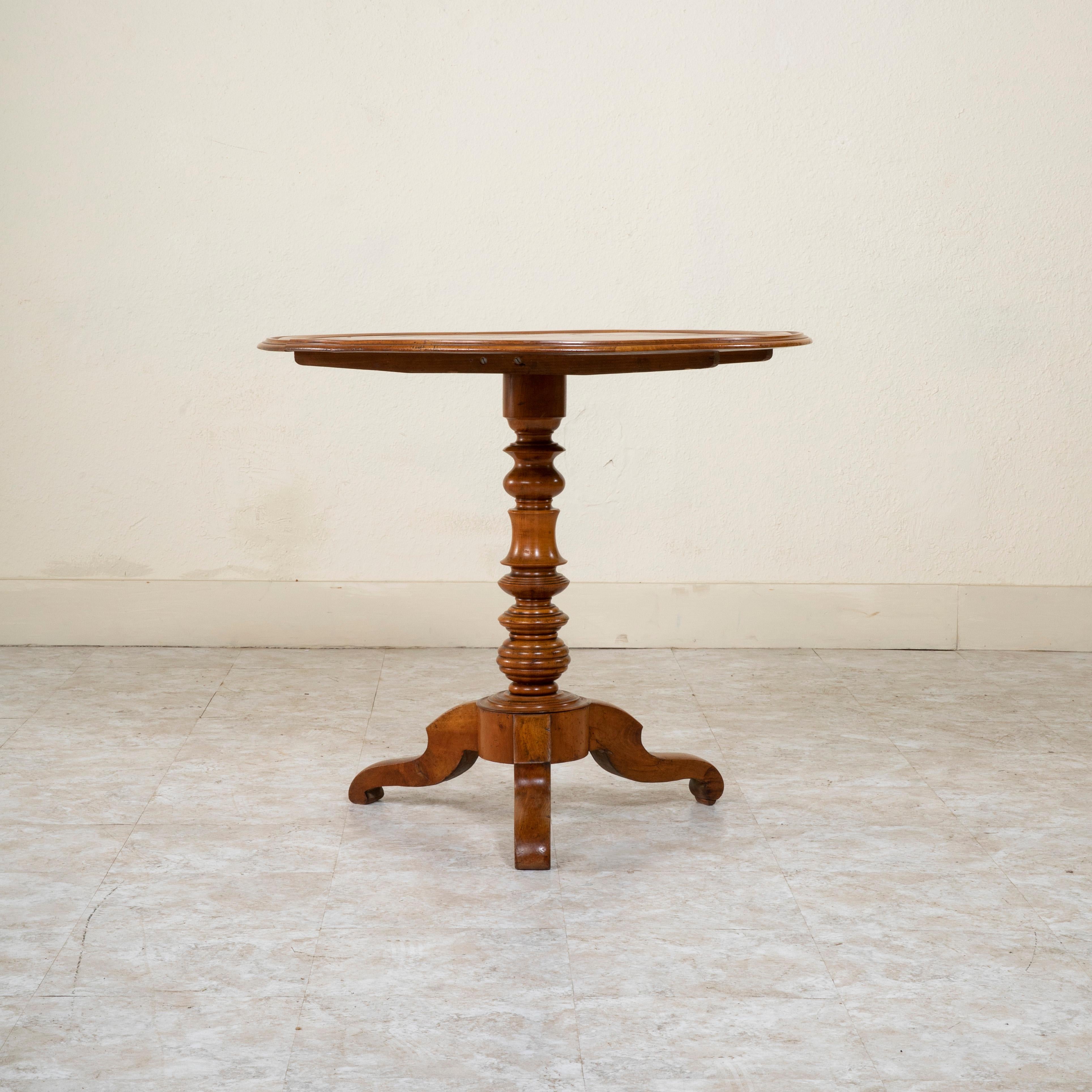 Mid-19th Century French Louis Philippe Period Walnut Gueridon or Pedestal Table In Good Condition For Sale In Fayetteville, AR