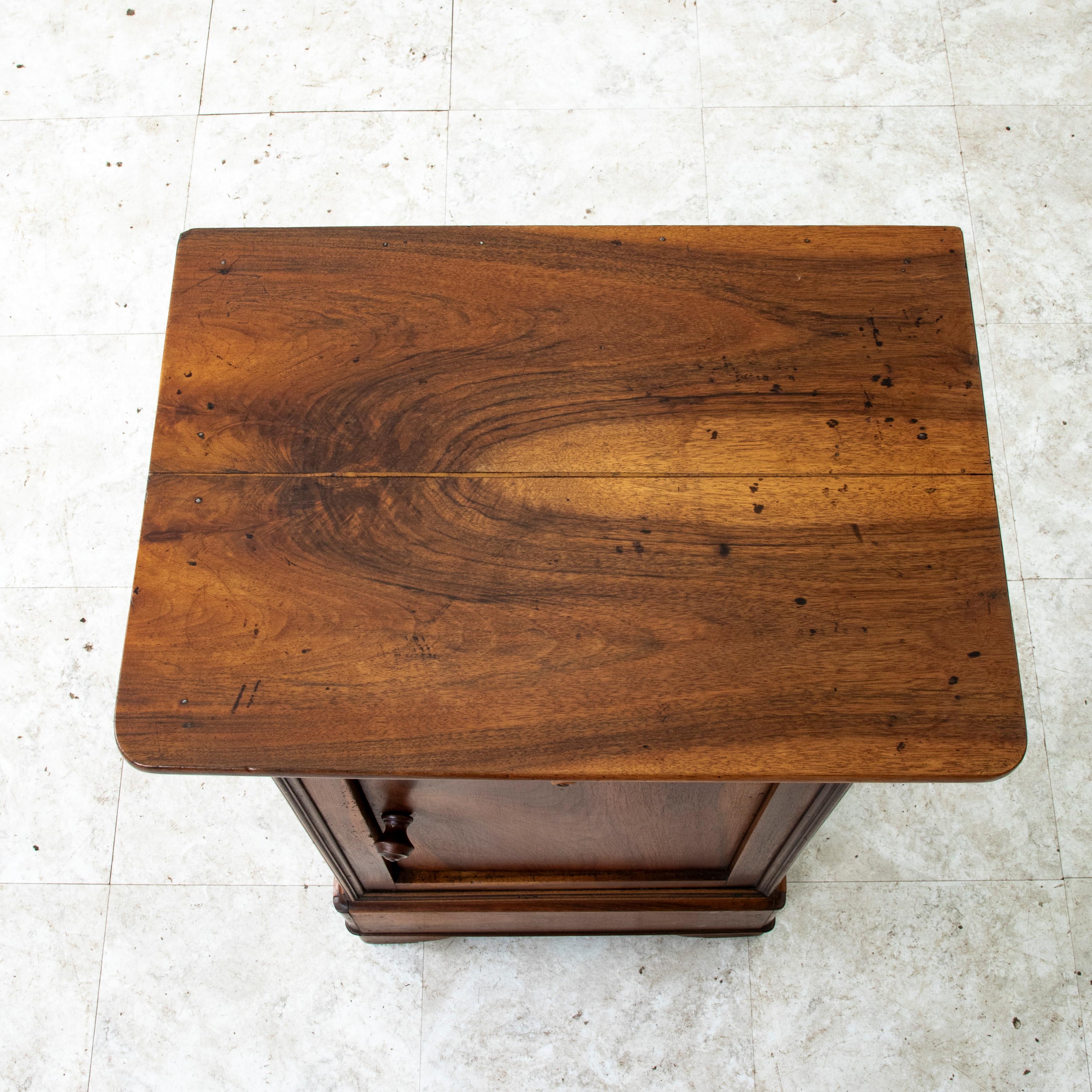 Mid-19th Century French Louis Philippe Period Walnut Nightstand, Side Table en vente 3