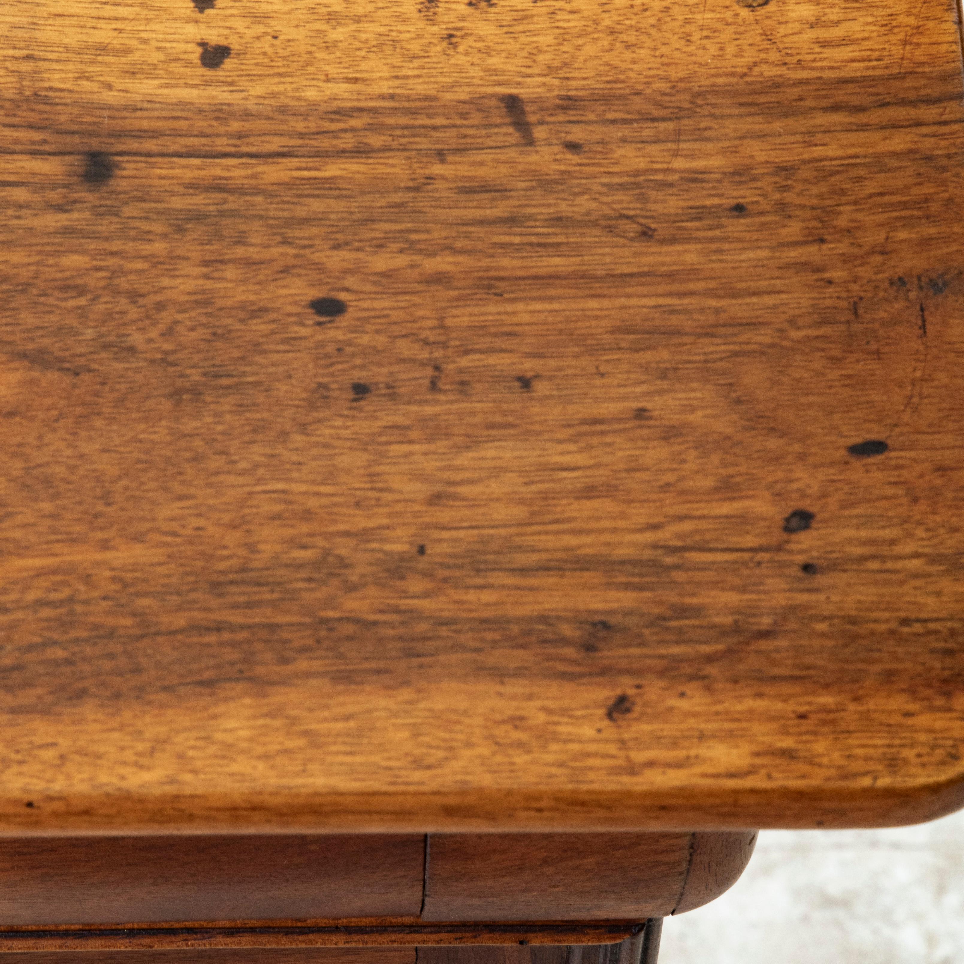 Mid-19th Century French Louis Philippe Period Walnut Nightstand, Side Table en vente 4