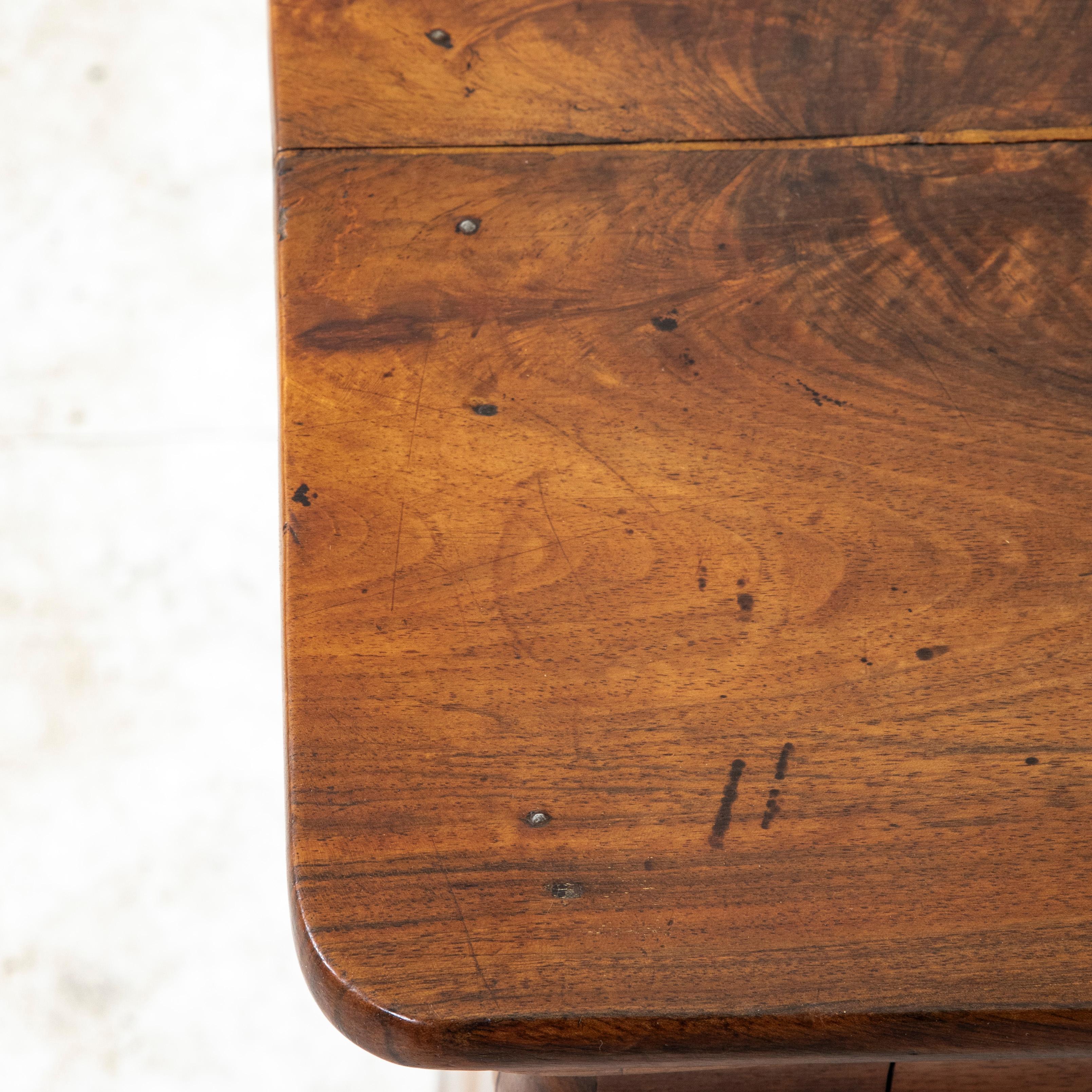 Mid-19th Century French Louis Philippe Period Walnut Nightstand, Side Table en vente 6