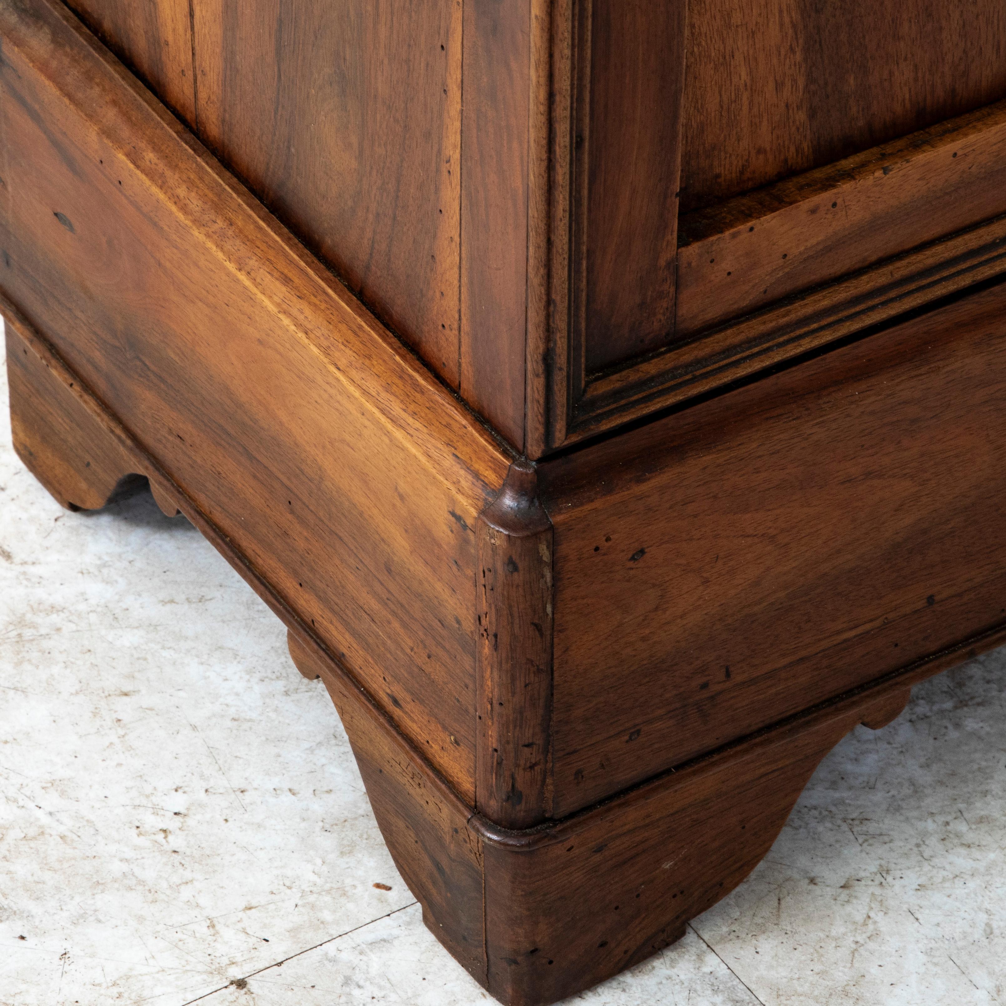 Mid-19th Century French Louis Philippe Period Walnut Nightstand, Side Table en vente 7