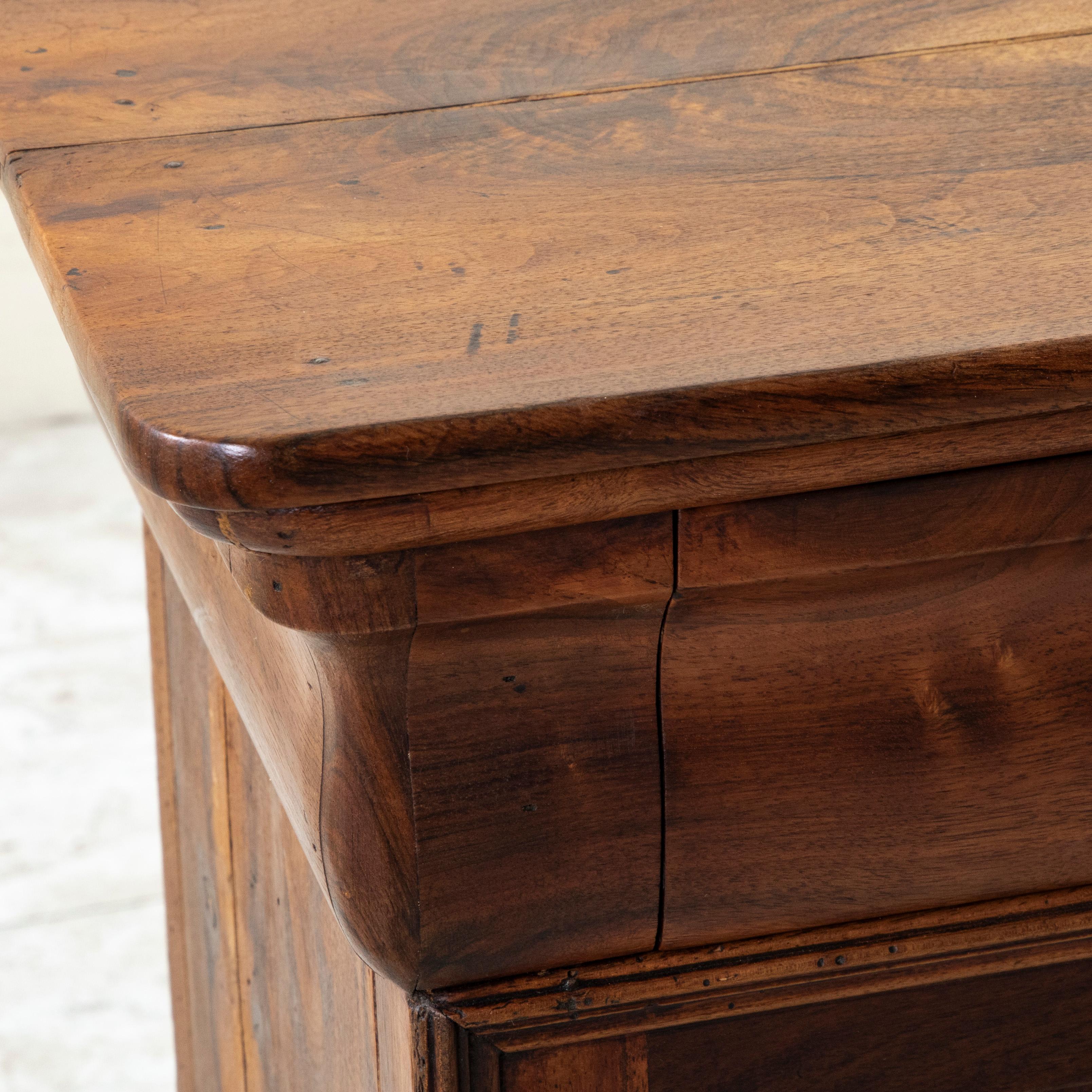 Mid-19th Century French Louis Philippe Period Walnut Nightstand, Side Table en vente 8