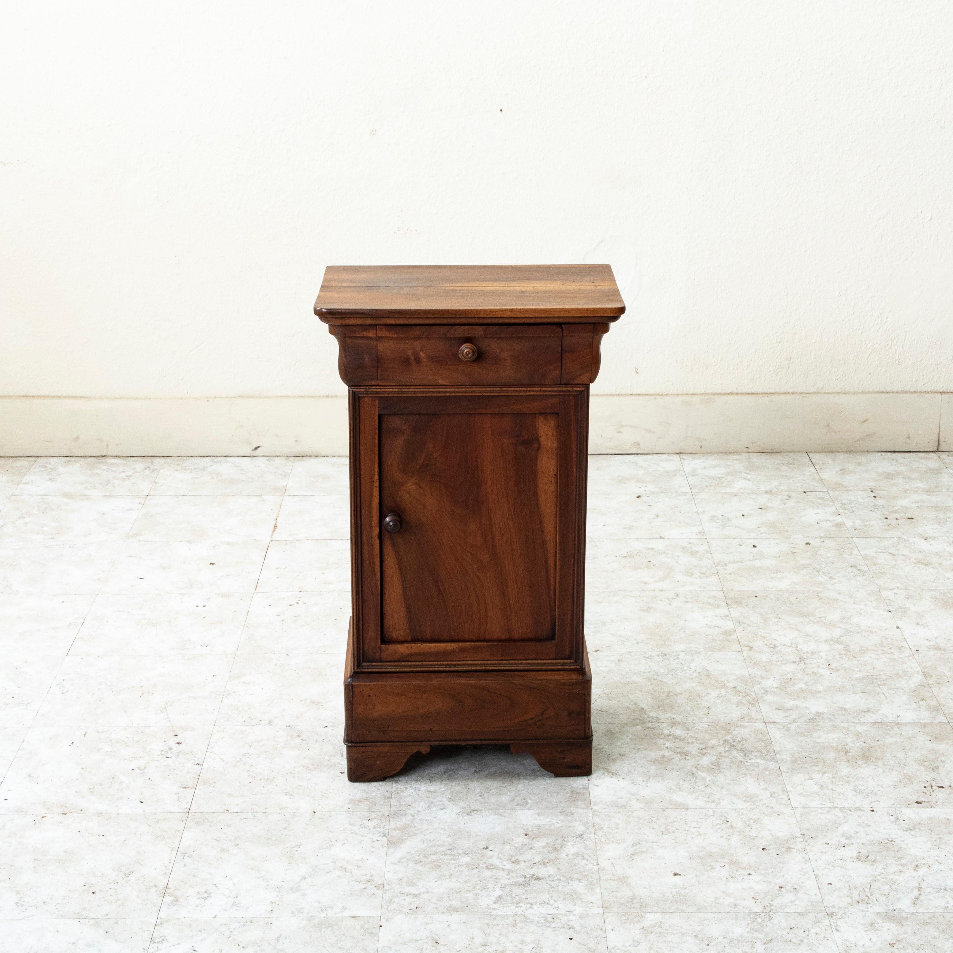 Louis-Philippe Mid-19th Century French Louis Philippe Period Walnut Nightstand, Side Table en vente