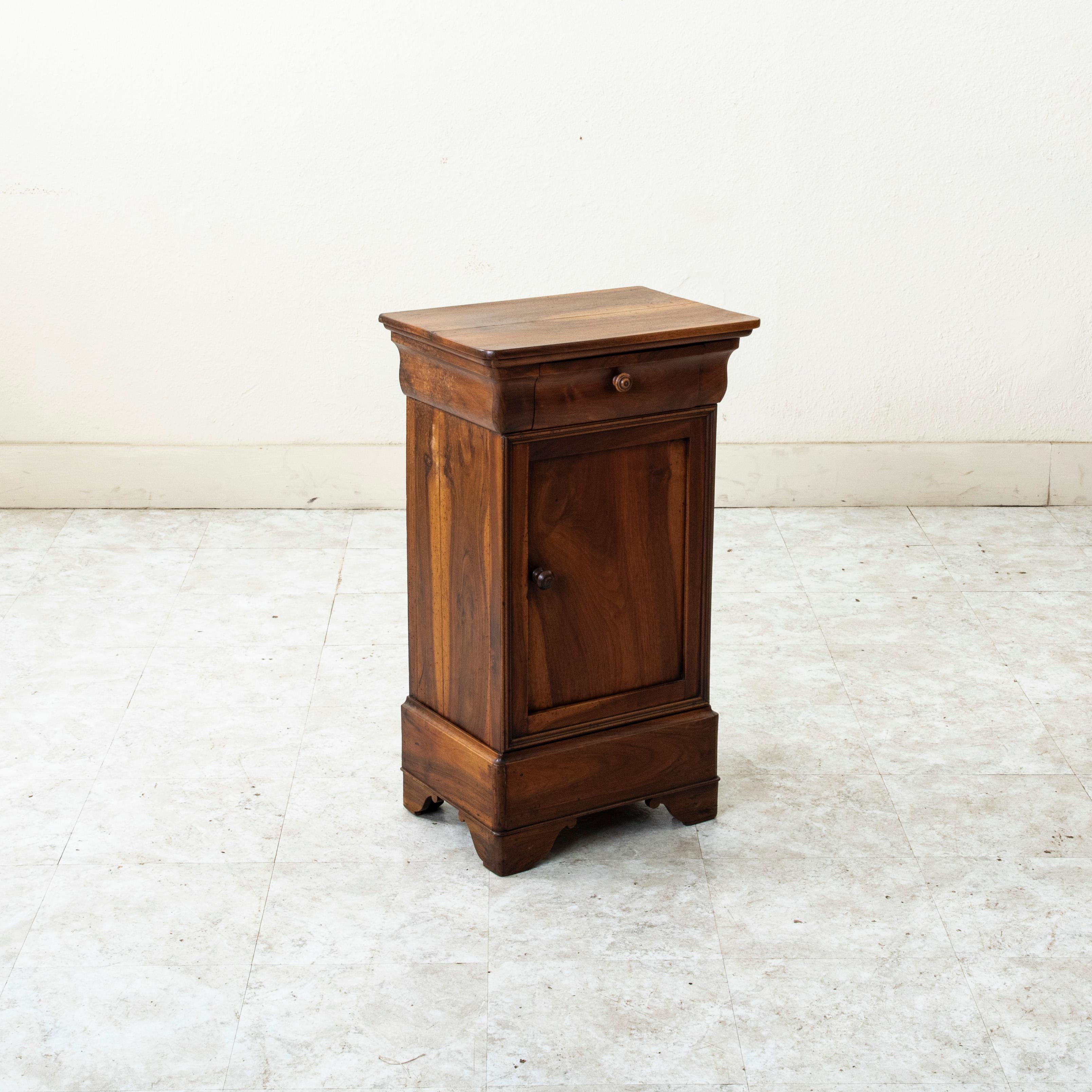 Français Mid-19th Century French Louis Philippe Period Walnut Nightstand, Side Table en vente