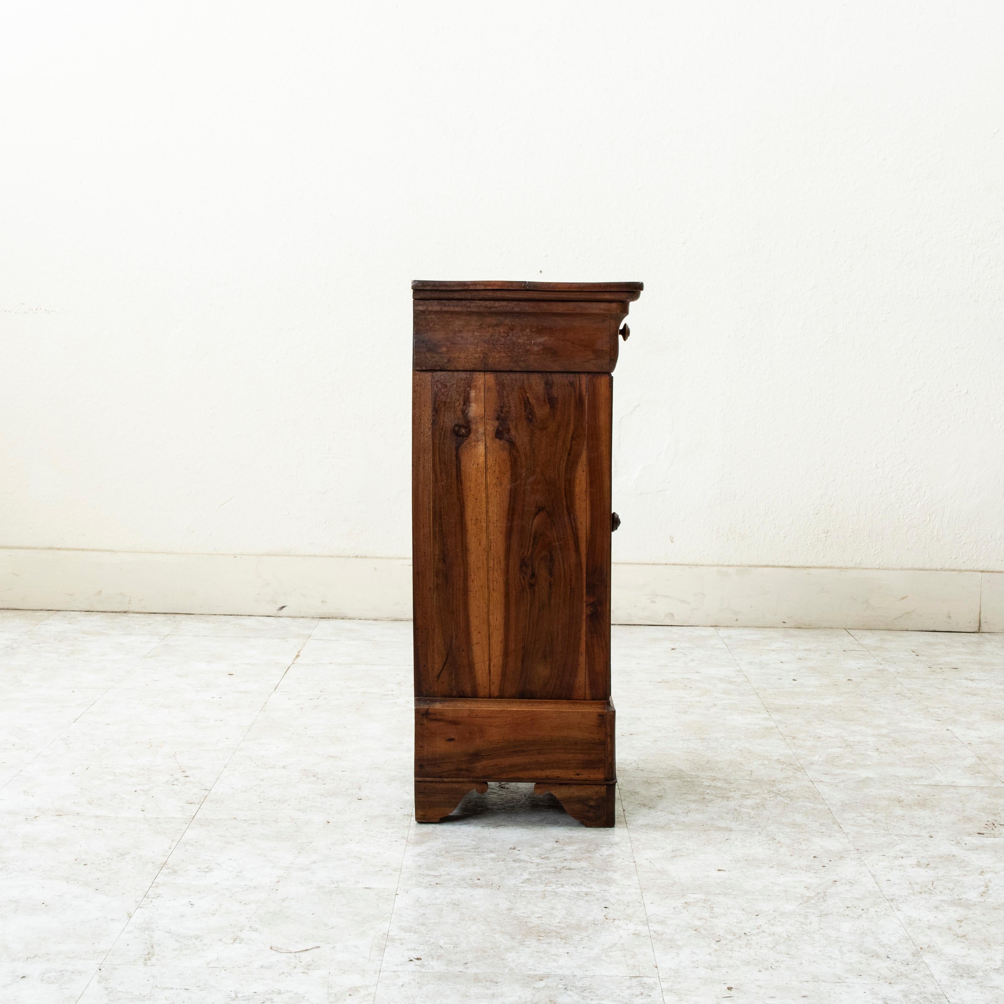 Noyer Mid-19th Century French Louis Philippe Period Walnut Nightstand, Side Table en vente