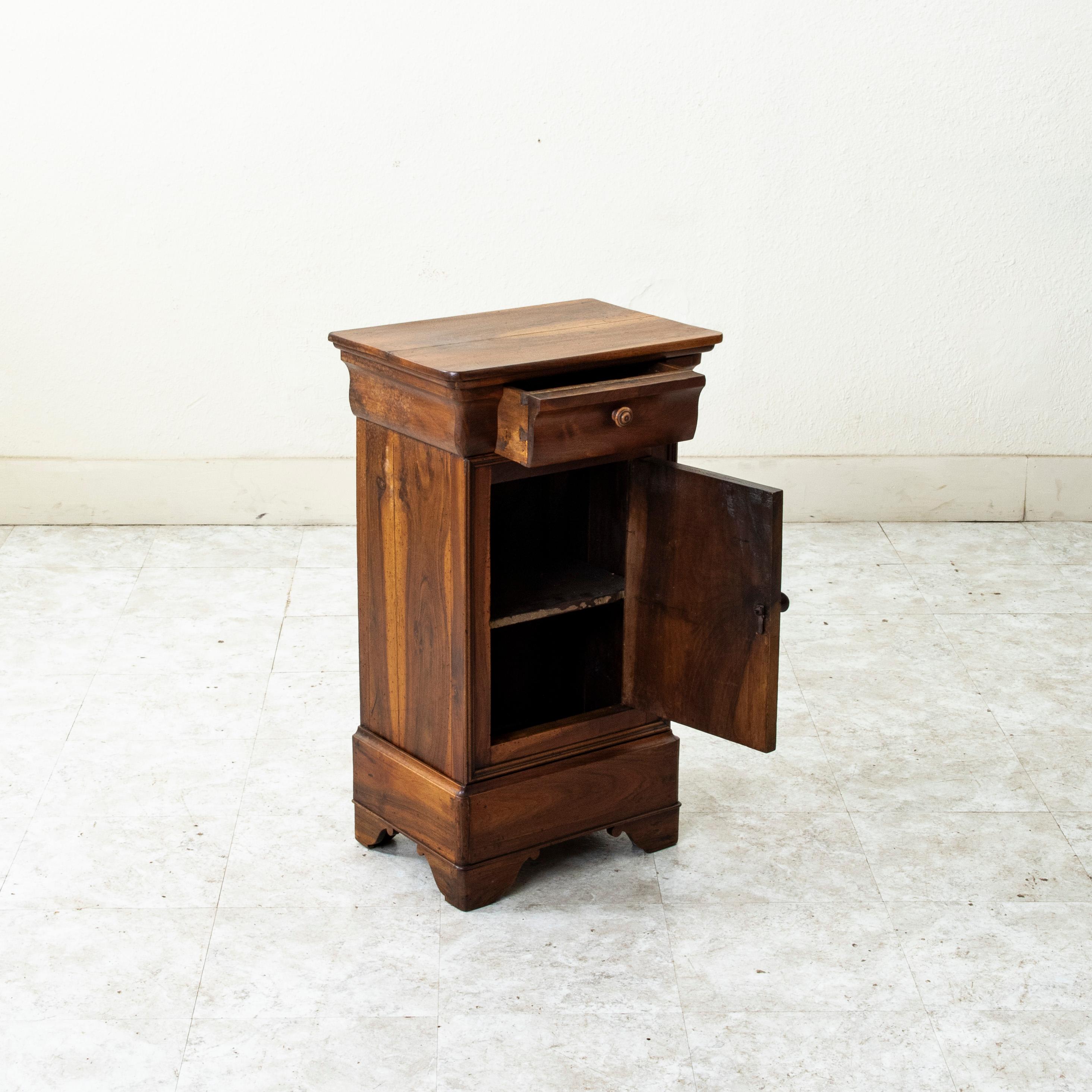 Mid-19th Century French Louis Philippe Period Walnut Nightstand, Side Table en vente 1